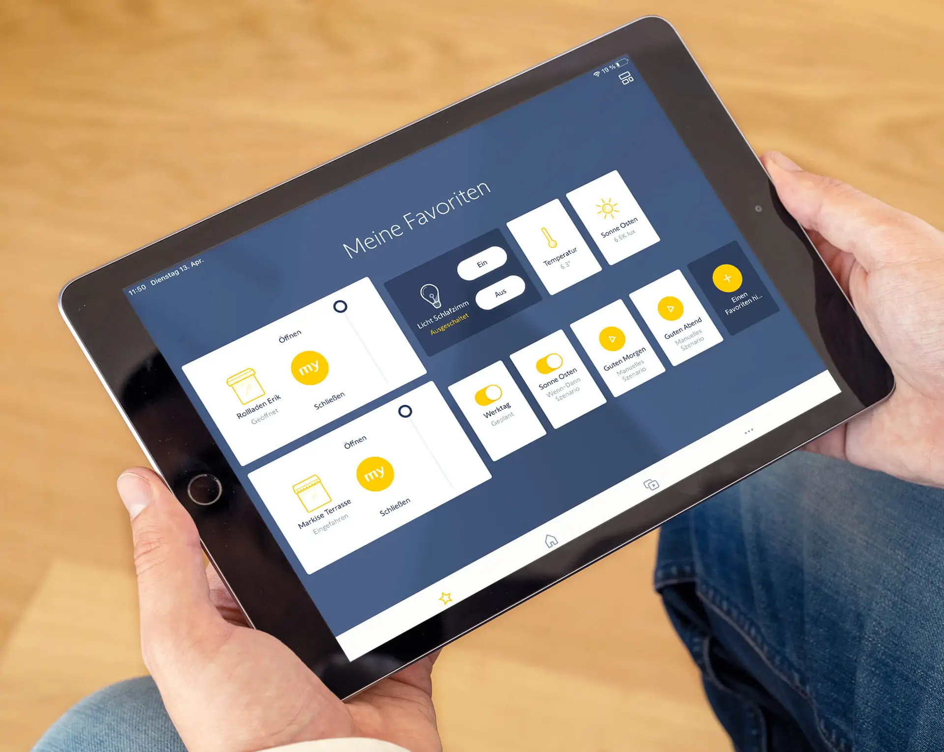 Tablet-Anwendung zur Steuerung von "Meine Favoriten" mit zahlreichen Icons für Lichtszenarien, Rolläden, Markisen und Szenarien wie "Guten Morgen".
