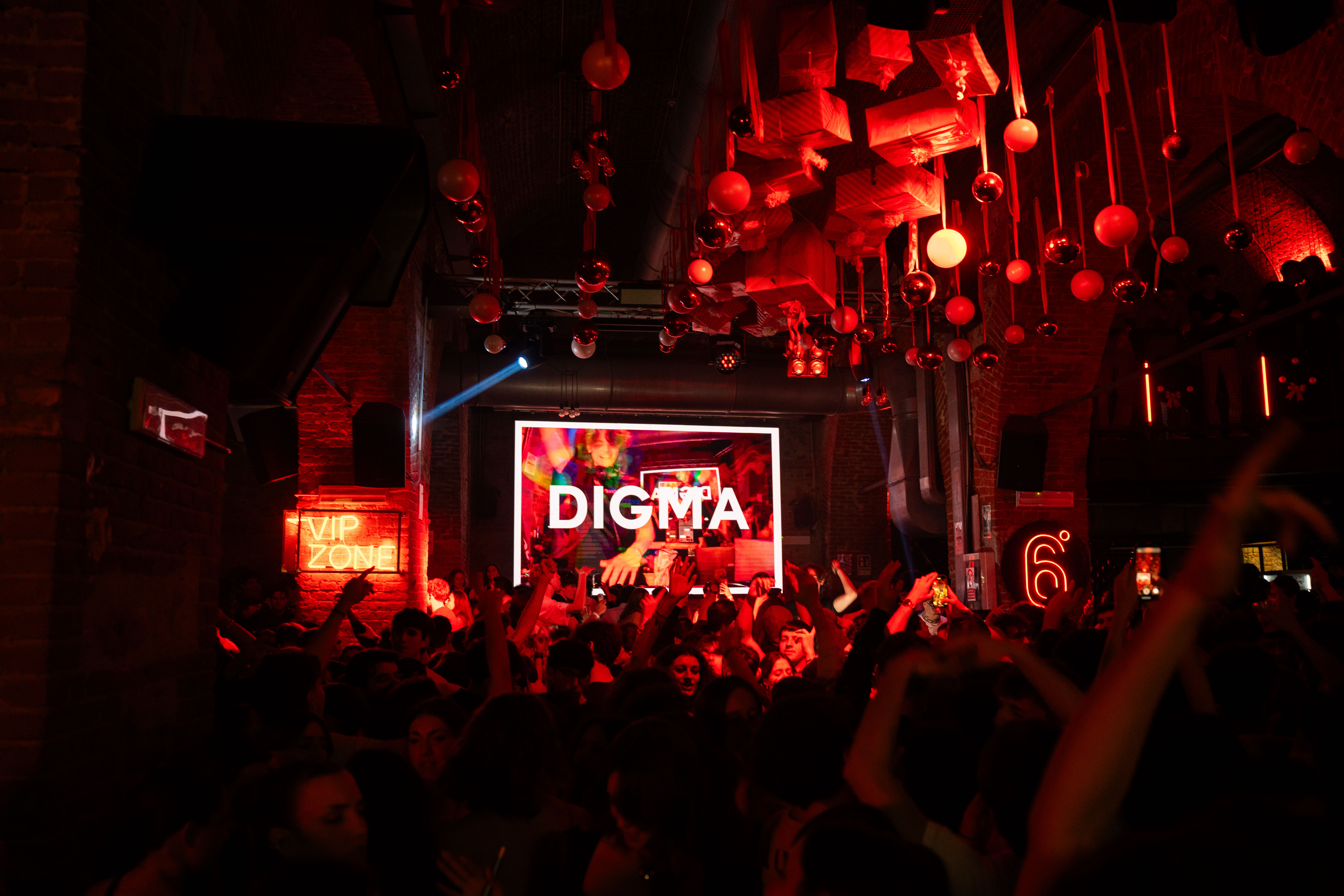 DJ Set Live di Digma Music  Digma Music porta nei nostri DJ set live Torino una miscela di sonorità elettroniche e influenze creative, creando performance dinamiche e immersive. Ogni sua esibizione negli eventi Torino firmati Sestopiano Torino è un momento di forte identità sonora e presenza scenica.  La partecipazione di Digma Music ai Sestopiano eventi lo inserisce tra gli artisti Torino più interessanti della scena contemporanea della musica elettronica Torino. Visita la sua pagina ufficiale sul sito di Sestopiano per scoprire i suoi progetti, le date future e tutte le informazioni correlate.  Non perderti gli aggiornamenti su Instagram e altri social per i prossimi Events Turin con Digma Music.