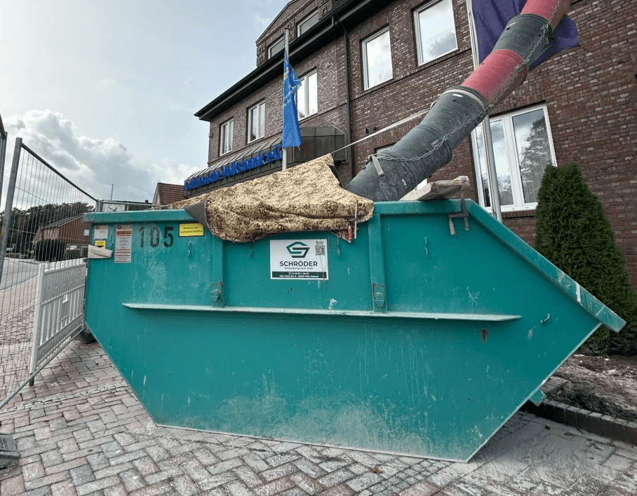 Bauschuttcontainer mit Schuttrutsche Ostfriesische Volksbank Ihrhove
