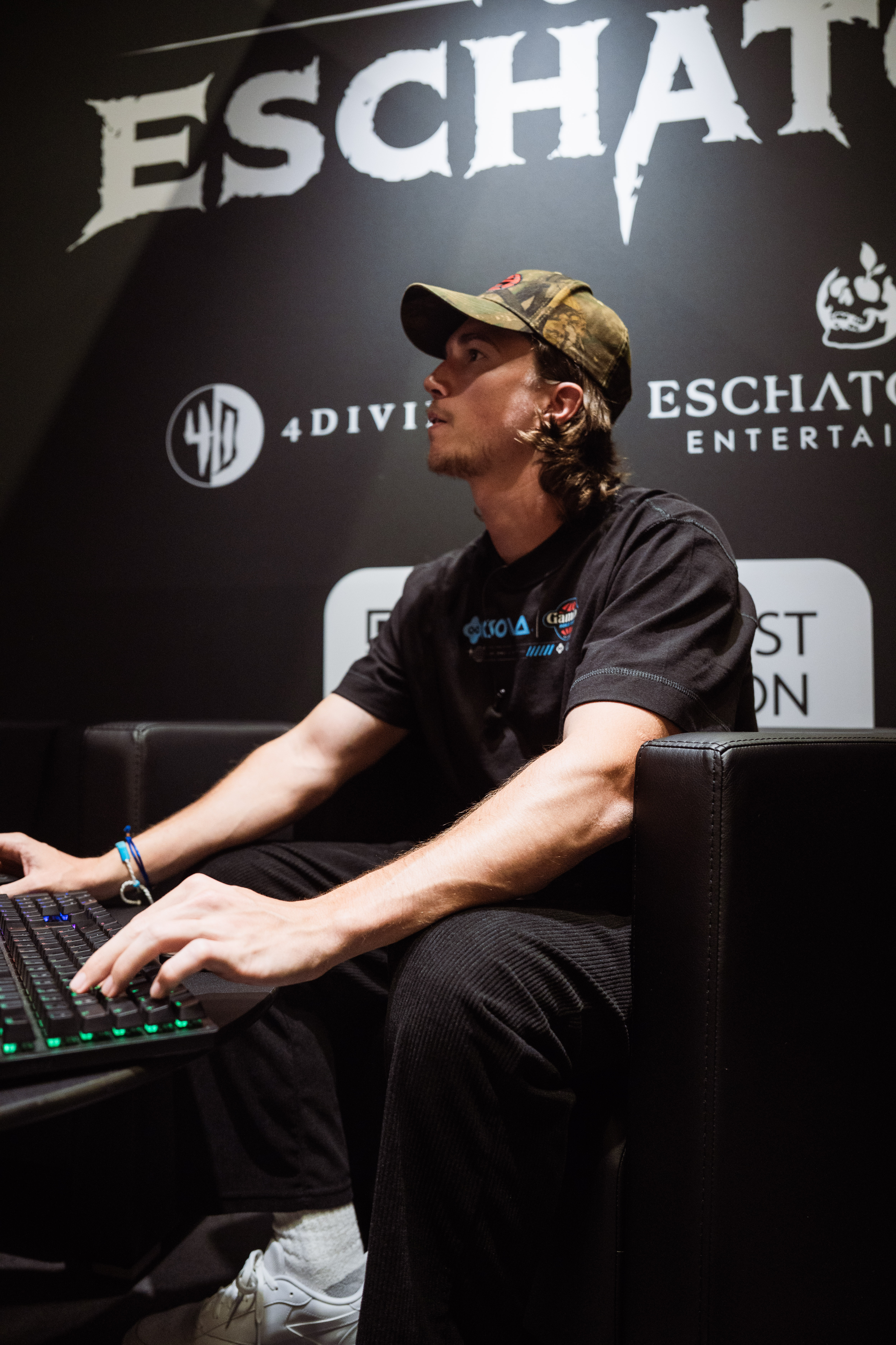 Interviewer Jake Lucky playing Guns of Eschaton gameplay at Gamescom 2026