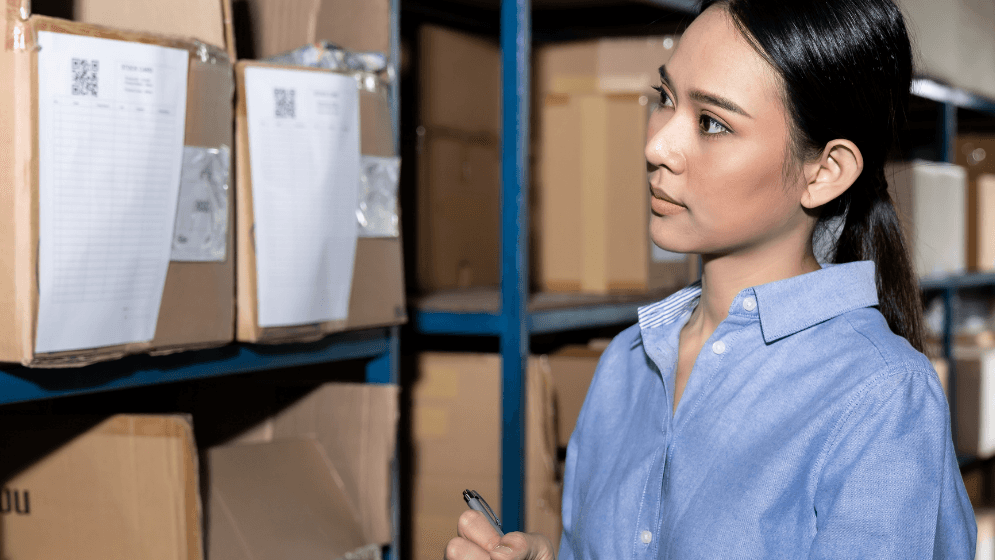 Wanita Malaysia menyemak stok di gudang