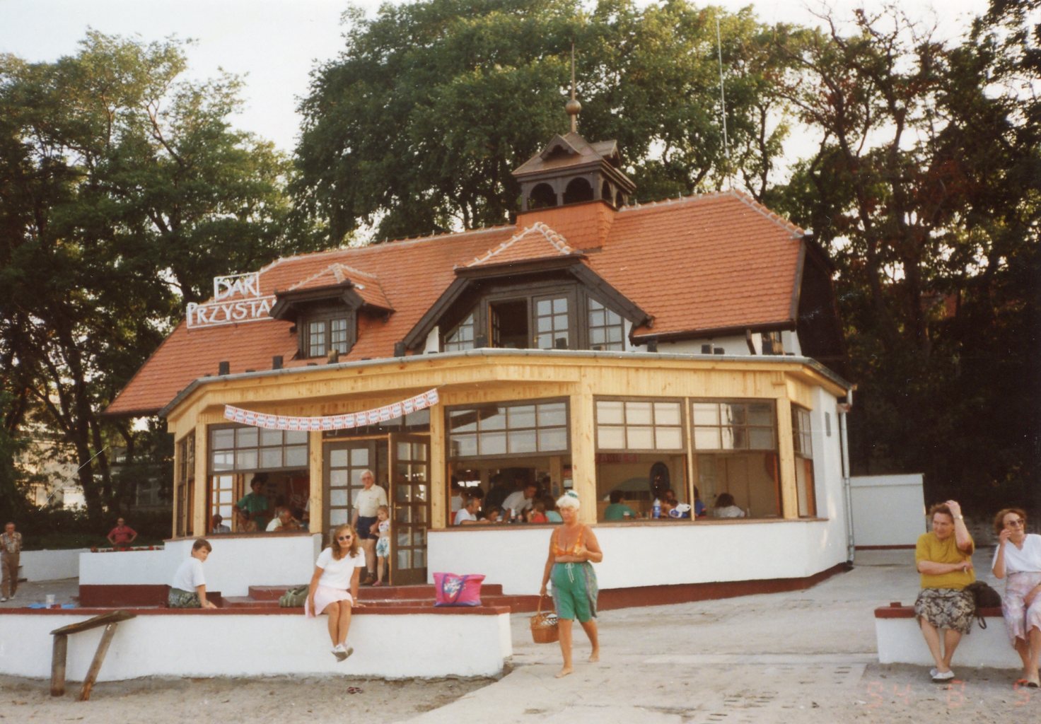 Bar Przystań wita pierwszych gości.