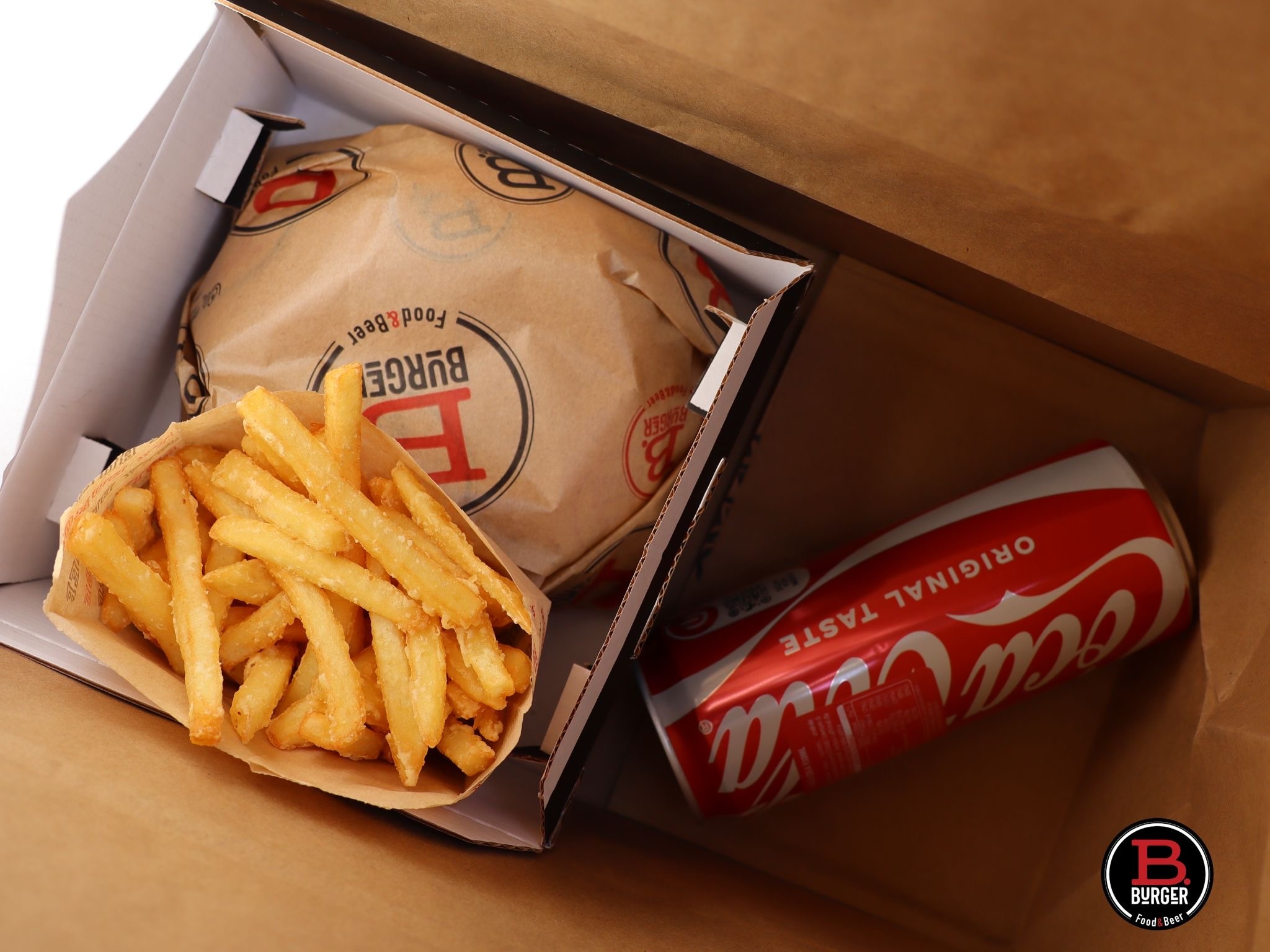 Foto lifestyle per IGI AMA realizzata da Aura Studio, agenzia genovese specializzata in content creation e social media strategy per brand di abbigliamento giovani e indipendenti.