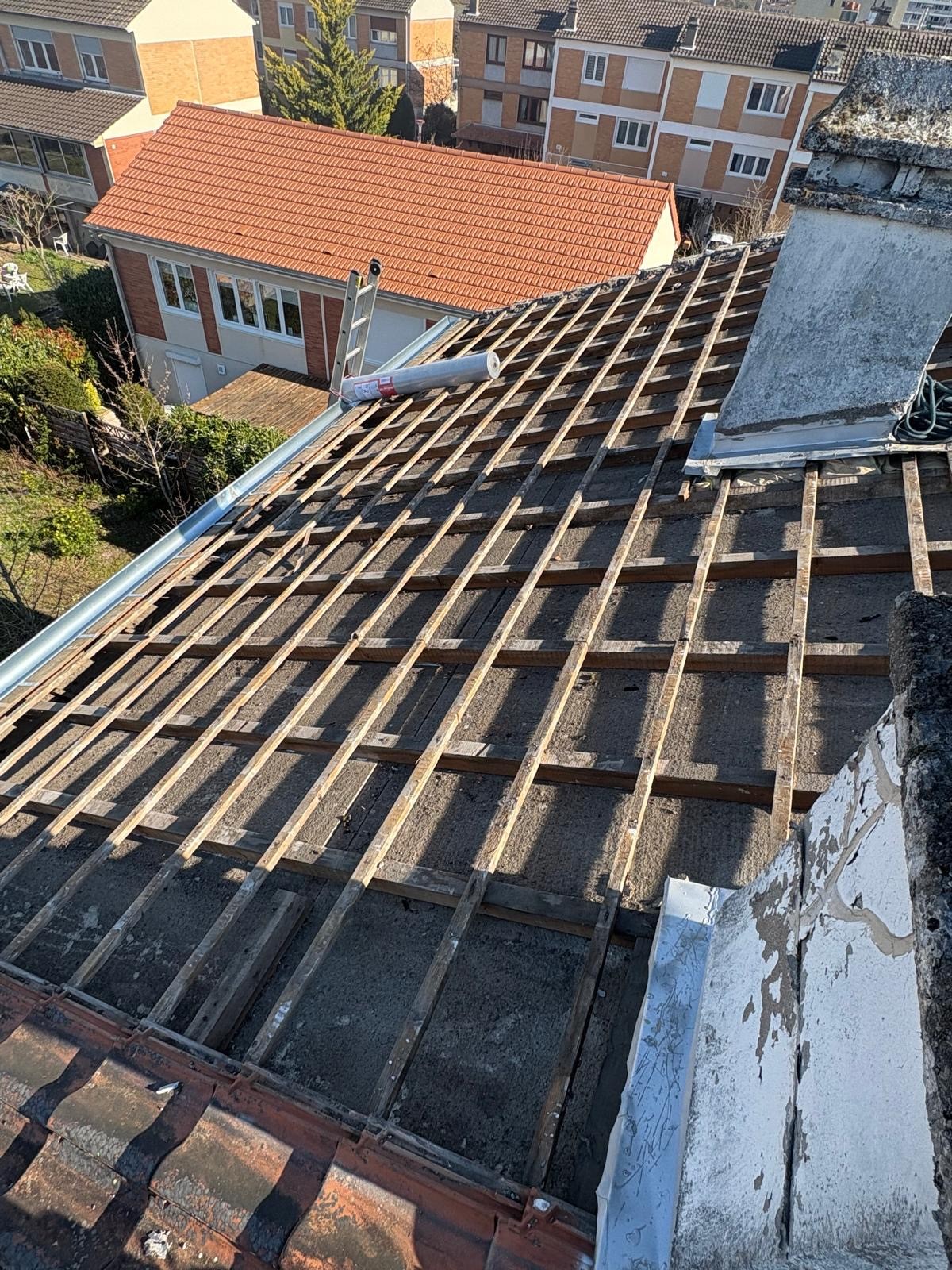 Nettoyage professionnel de soffites obstrués par AJS Toiture Metz