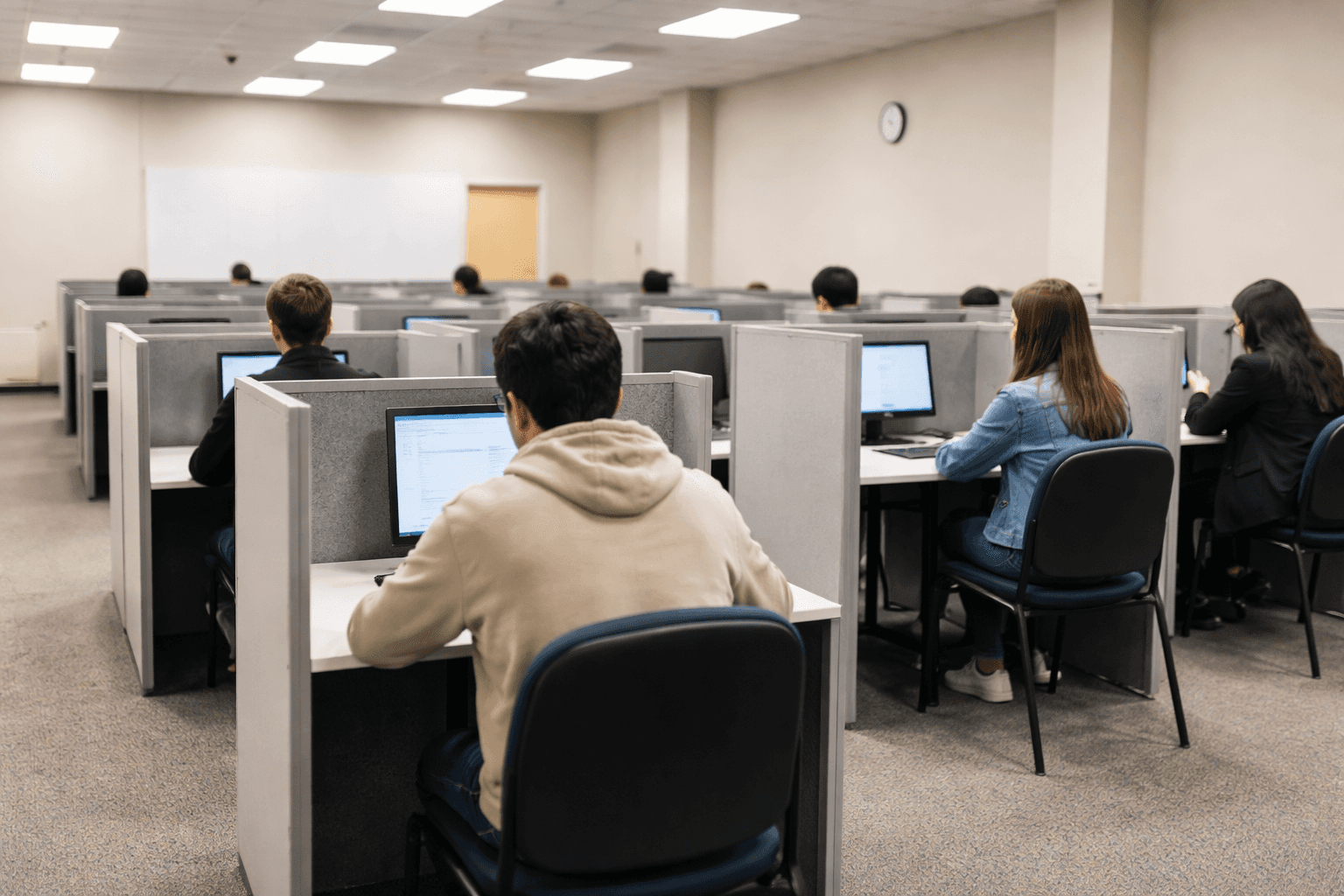 Salle de centre officiel où se déroulent des tests d’anglais comme l’IELTS ou le TOEFL