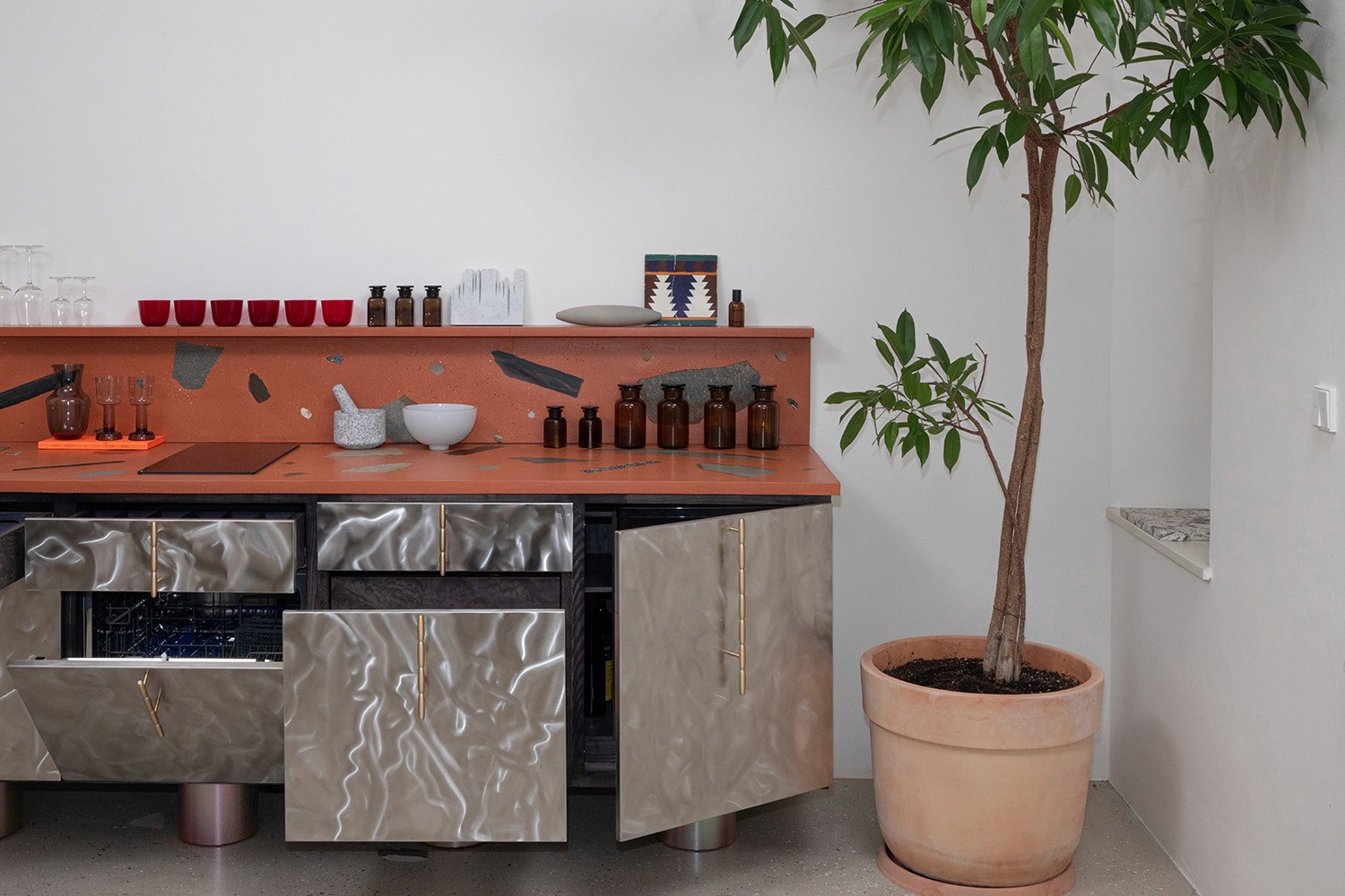 scene21-modular-kitchen-open-cabinets-and-drawers-side-view