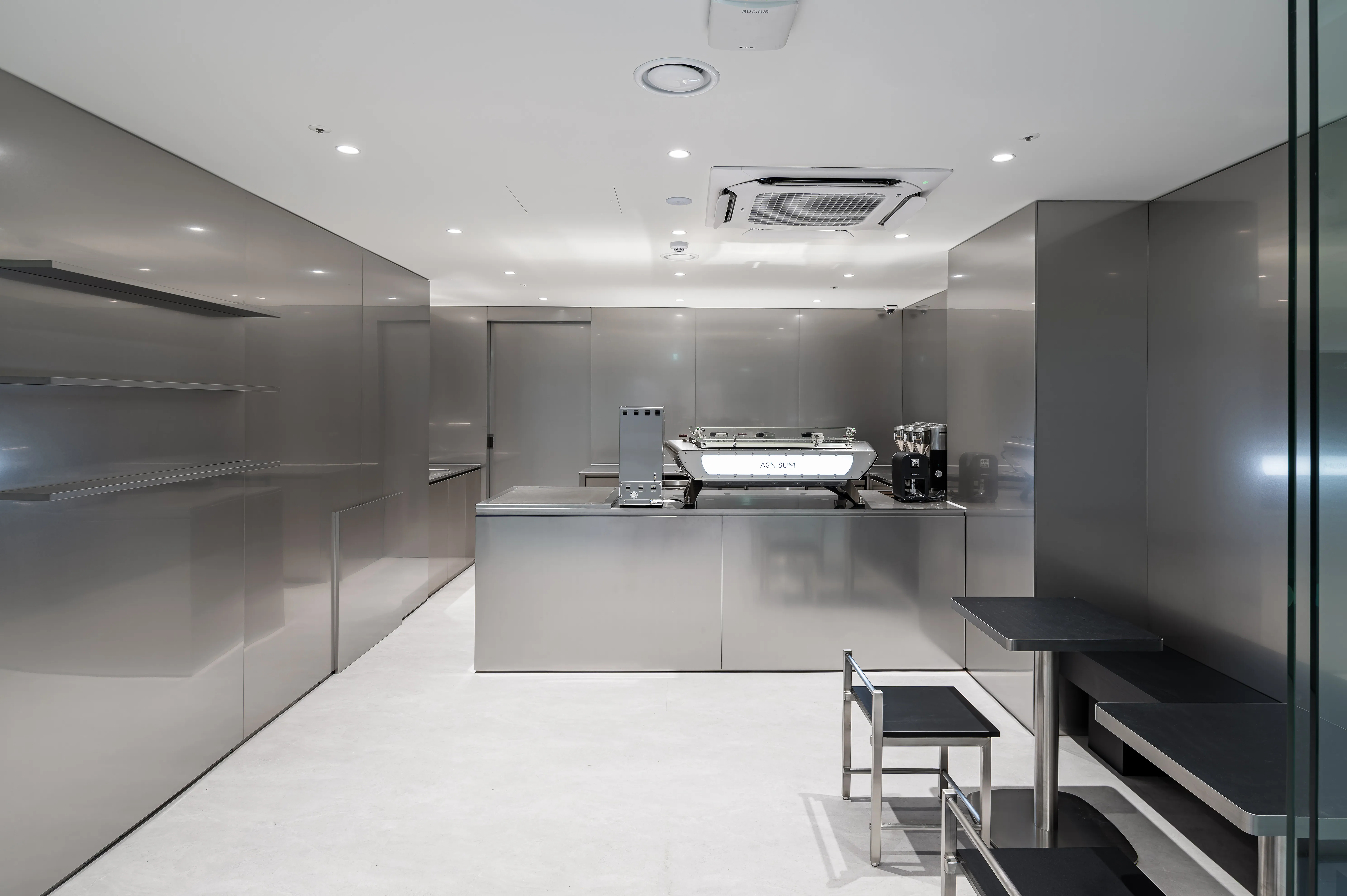 The office interior of Musinsa Hannam Store 2 (Asnisum), completed by Bluepin