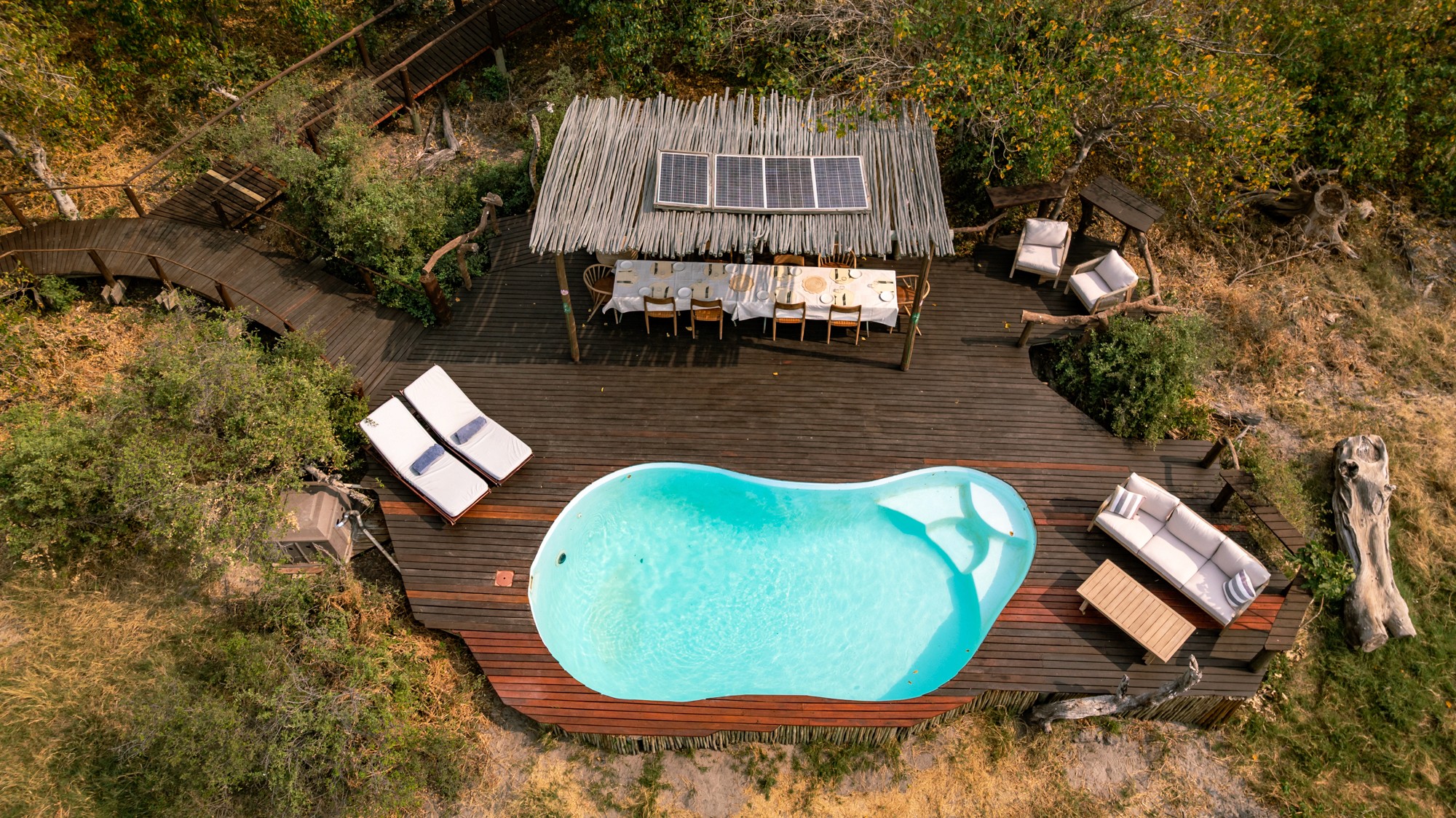 Kujwana Delta Ride, Okavango Delta Botswana. Drönarvy över pool och pooldäck mitt i Okavangos vildmark.
