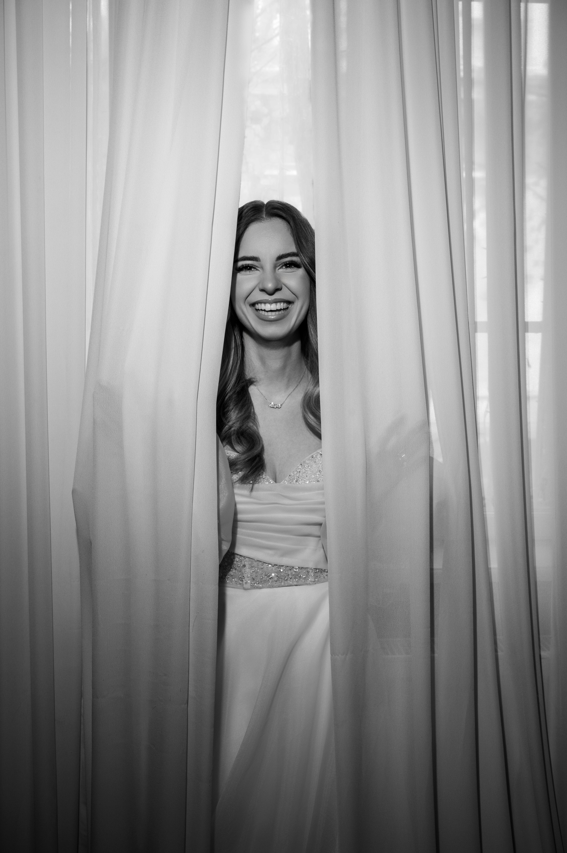 Portret mireasă pe fundal neutru, rochie simplă elegantă, stil editorial wedding photography Romania