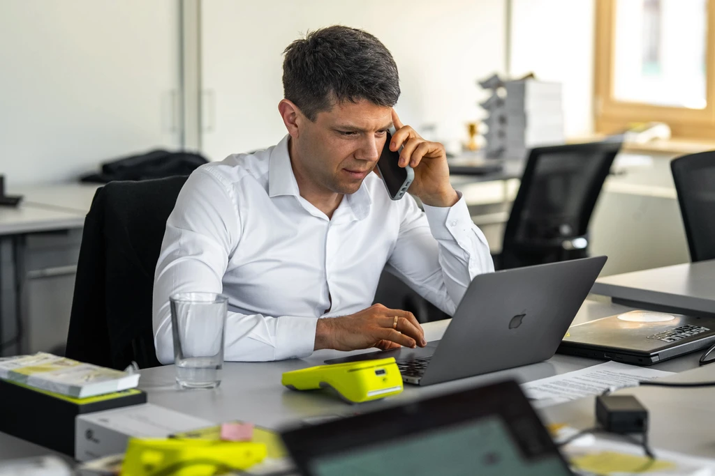 man calling to cancel his card machine contract