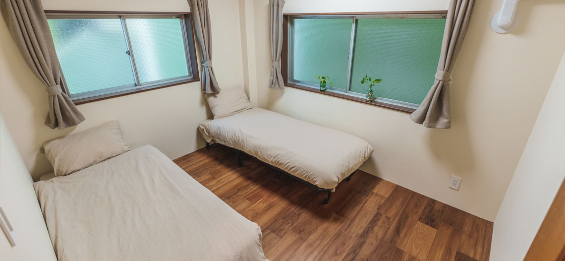 2nd sleeping area with two single beds