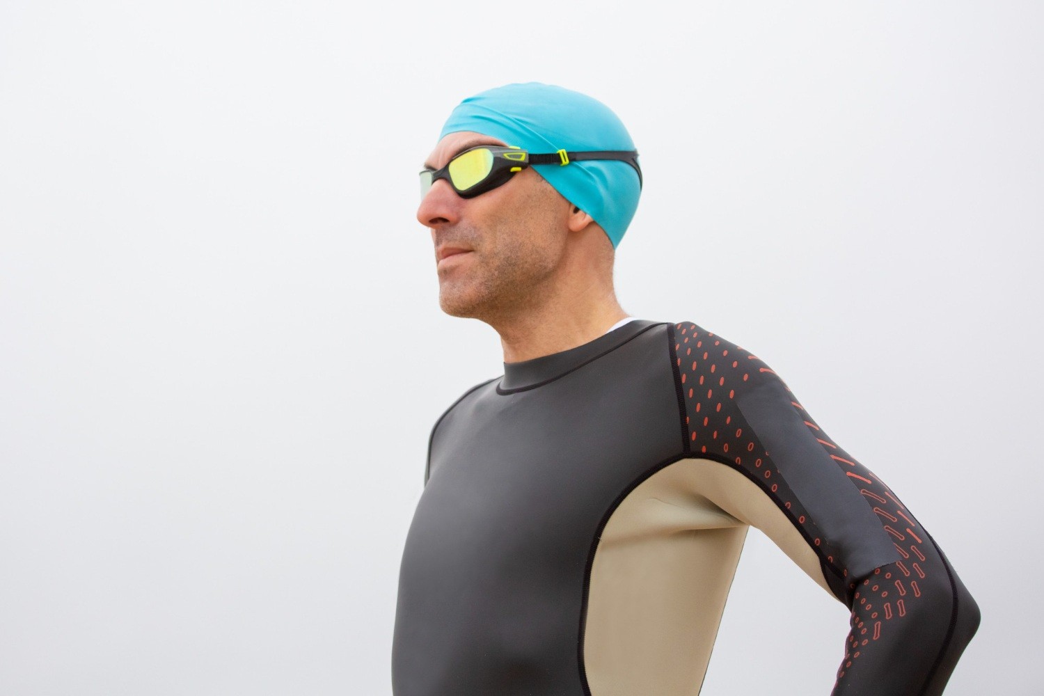 trening triathlon mało czasu – skupiony triathlonista przed jednostkątrening triathlon mało czasu – skupiony triathlonista przed jednostką