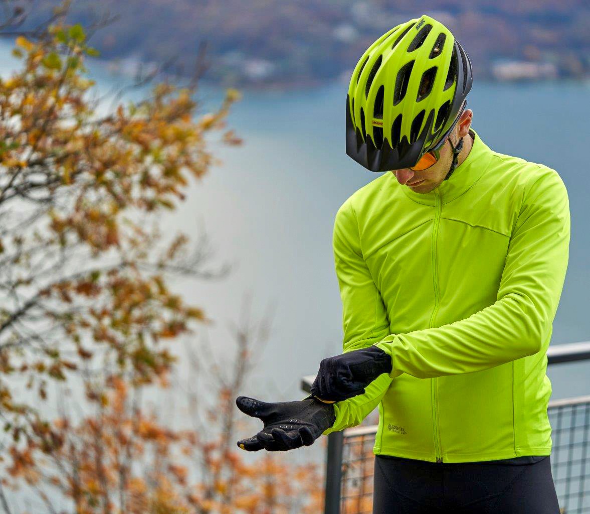 Photographie commerciale lifestyle  XC en forêt pour maillot gants et casque de vélo homme