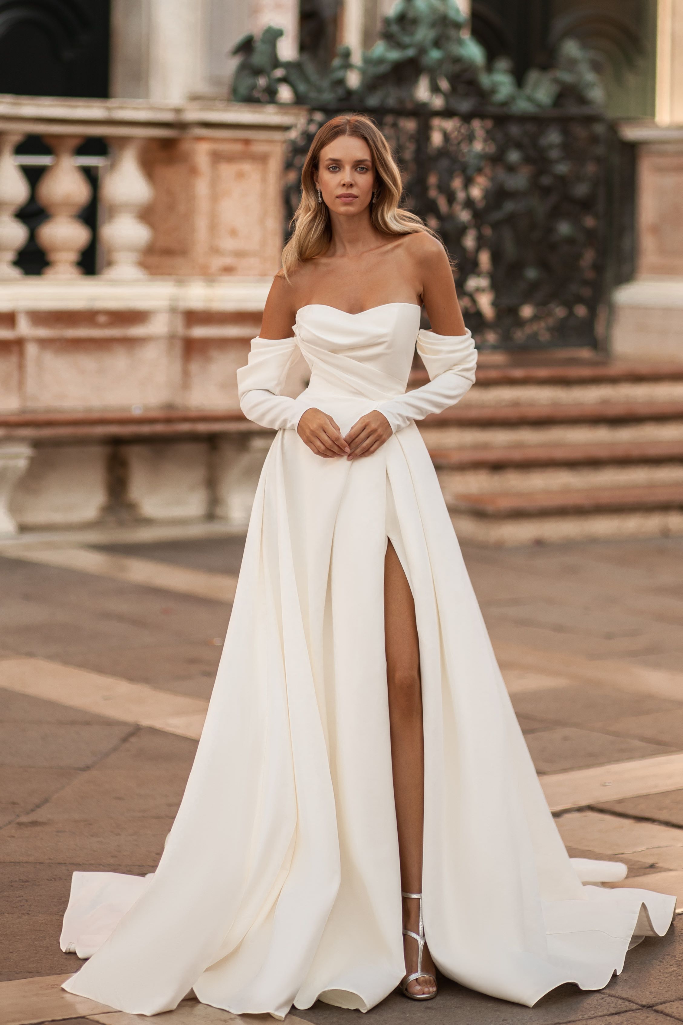 Clean Chic Brautkleid mit hohem Beinschlitz und cleaner Silhouette