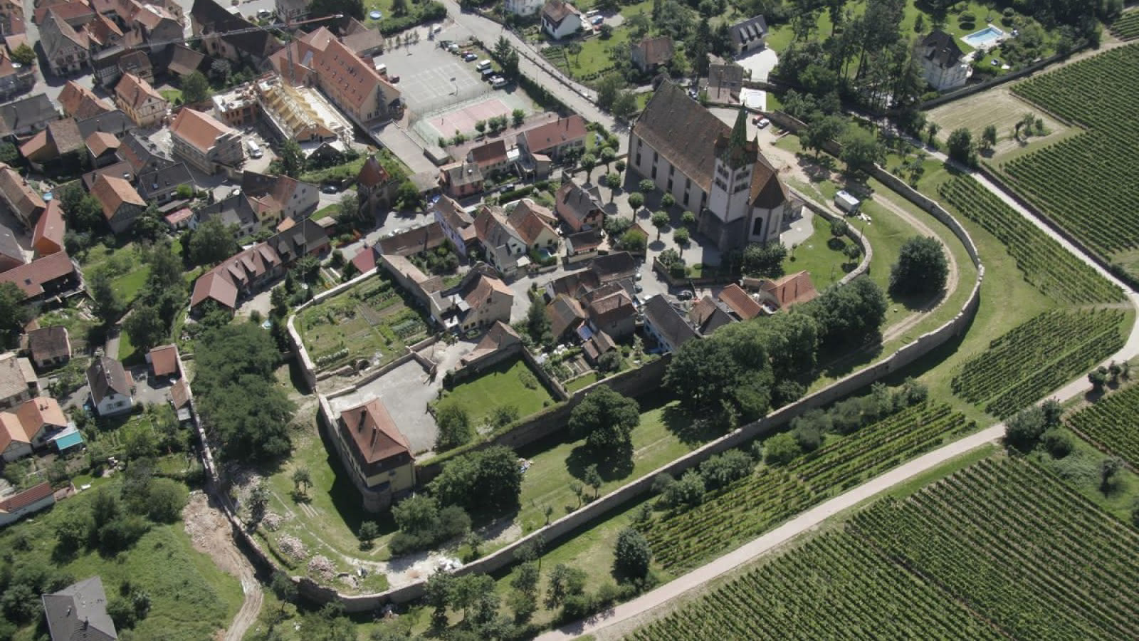 Remparts du XIIIe siècle, Tour des Sorcières, vignoble et gastronomie alsacienne : Châtenois est l'une des cités fortifiées les mieux préservées d'Alsace.