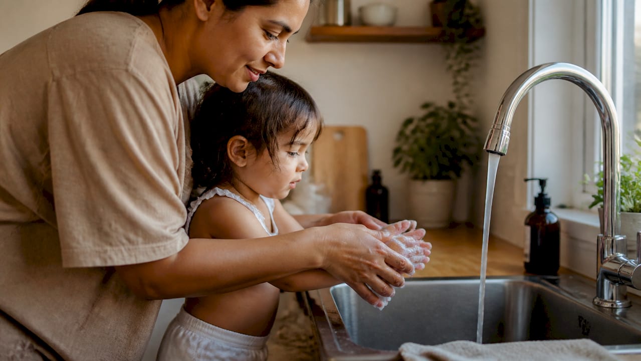 Cuidador ayudando al niño con la rutina matutina