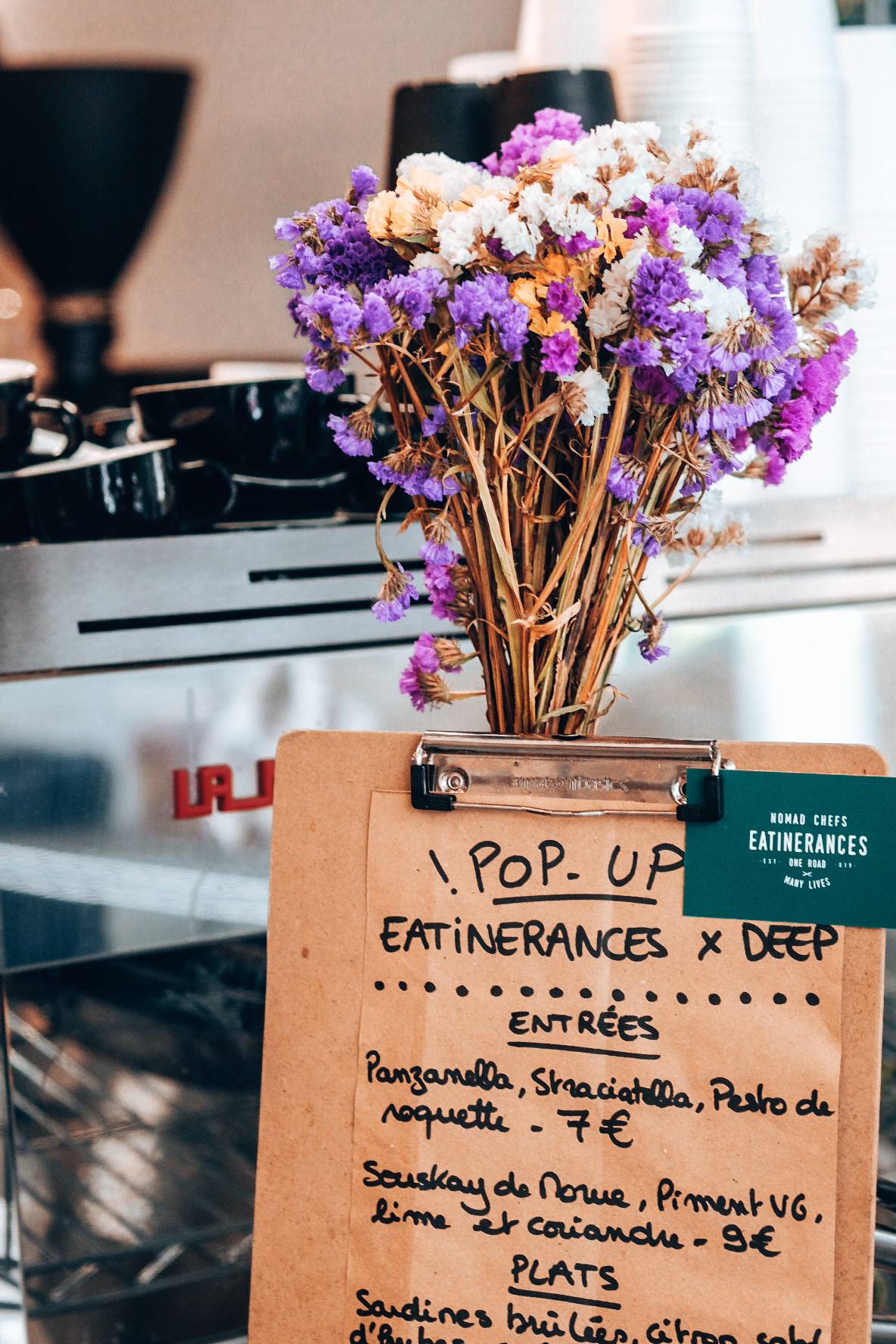Bouquet de fleurs décoratif pour table d’événement, ambiance élégante et naturelle.