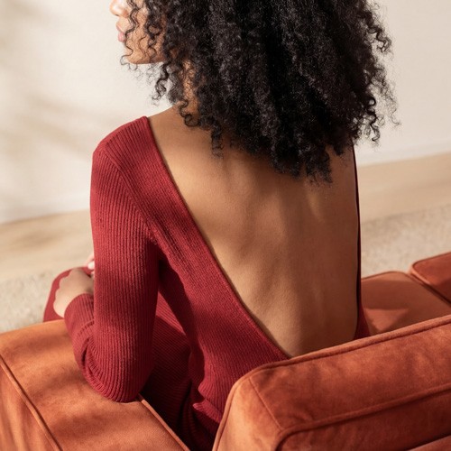 Fortschrittliches Rendering menschlicher Anatomie und Textilien: AI-generiertes Lifestyle-Close-up zur Veranschaulichung höchster grafischer Detailtiefe.