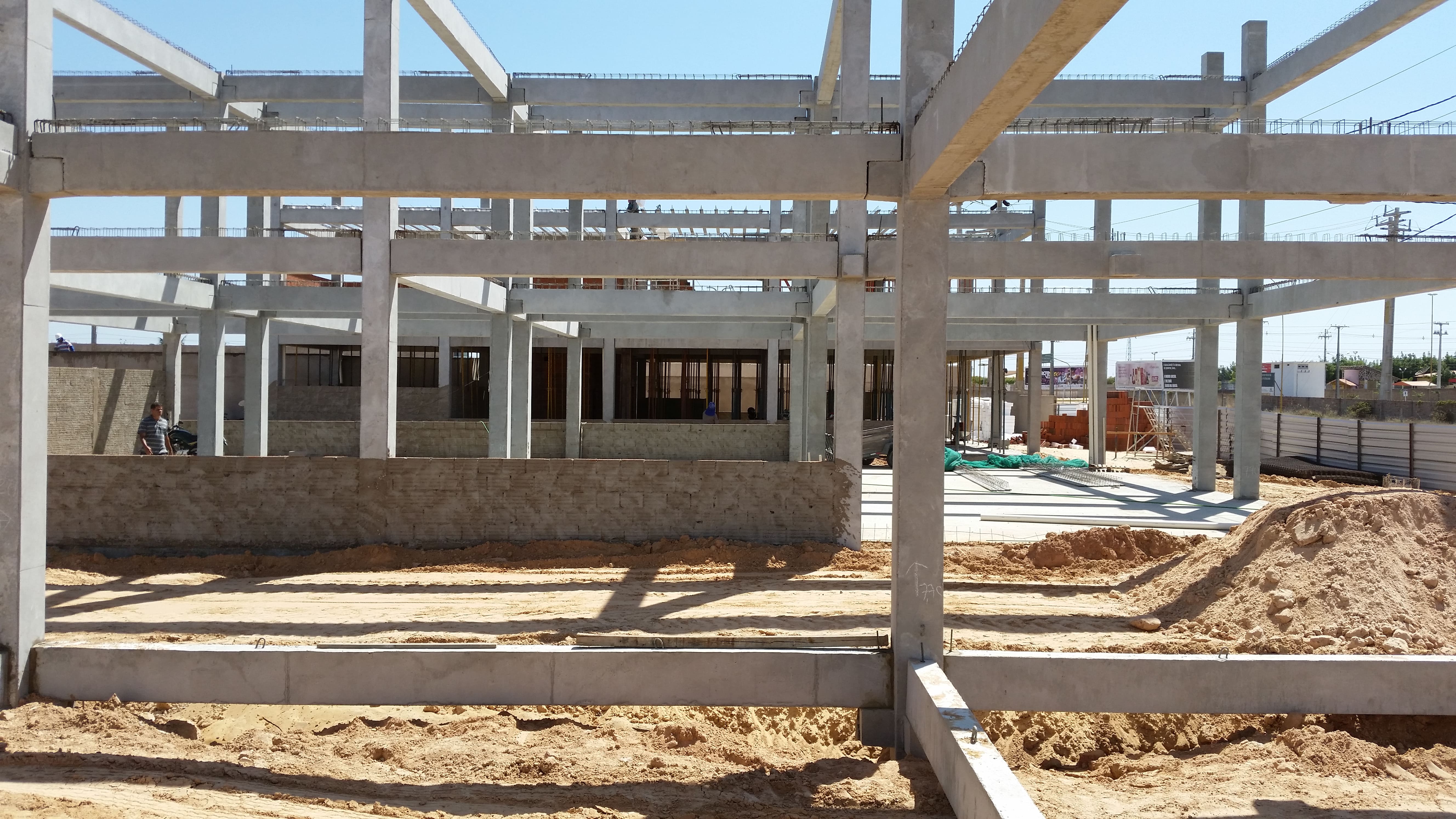 Estrutura de concreto pré-moldado em construção