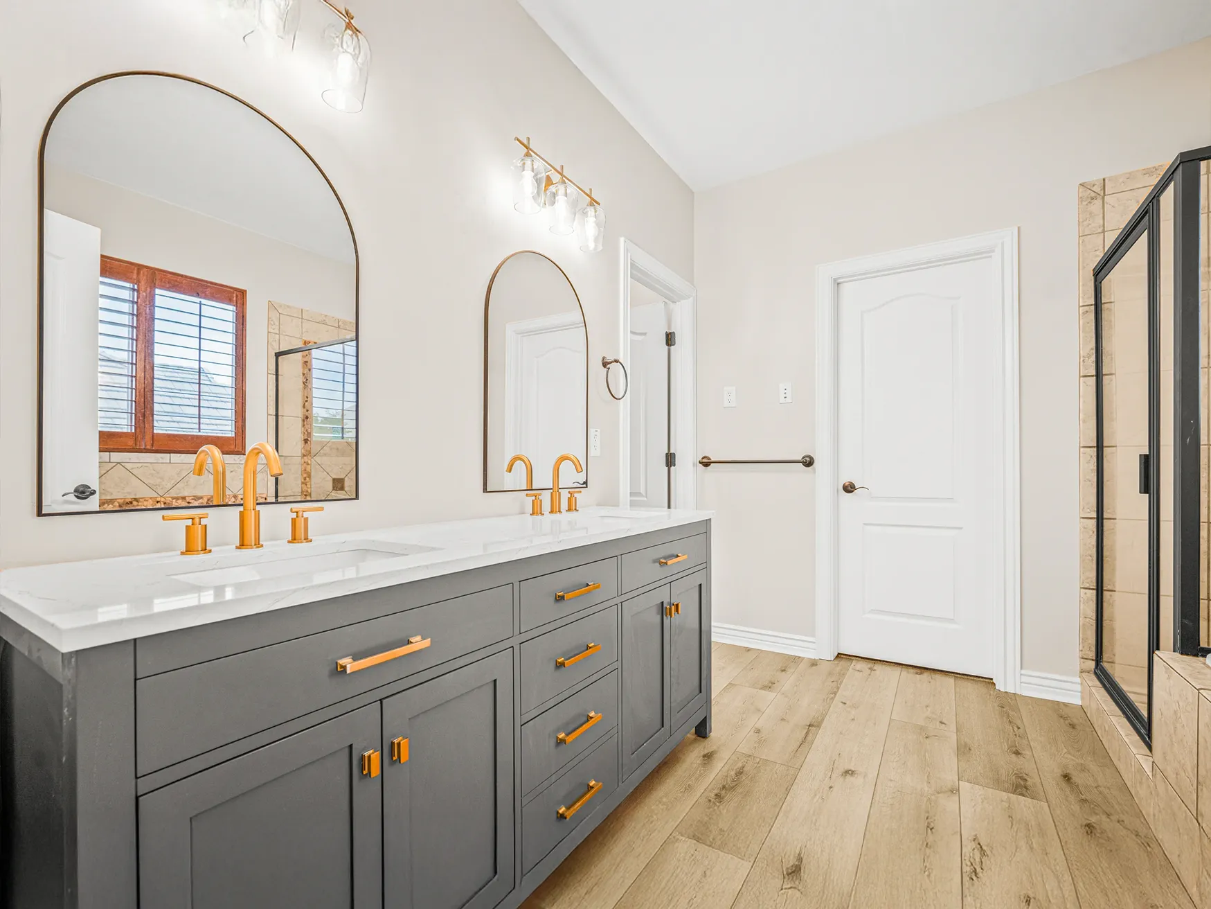 Interior bathroom listing photo