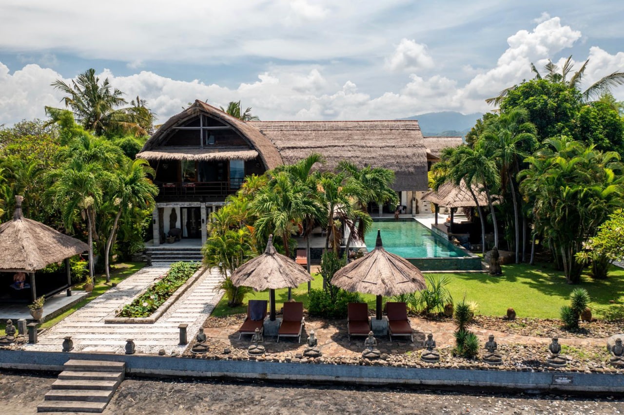 Beachfront villa complex in Freehold in Lovina, North Bali