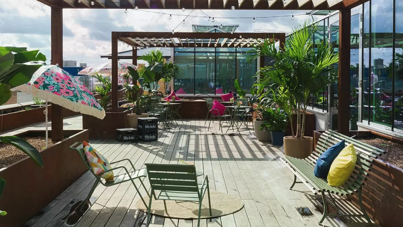 Dachgarten mit Pergola, Pflanzen und Sitzmöbeln