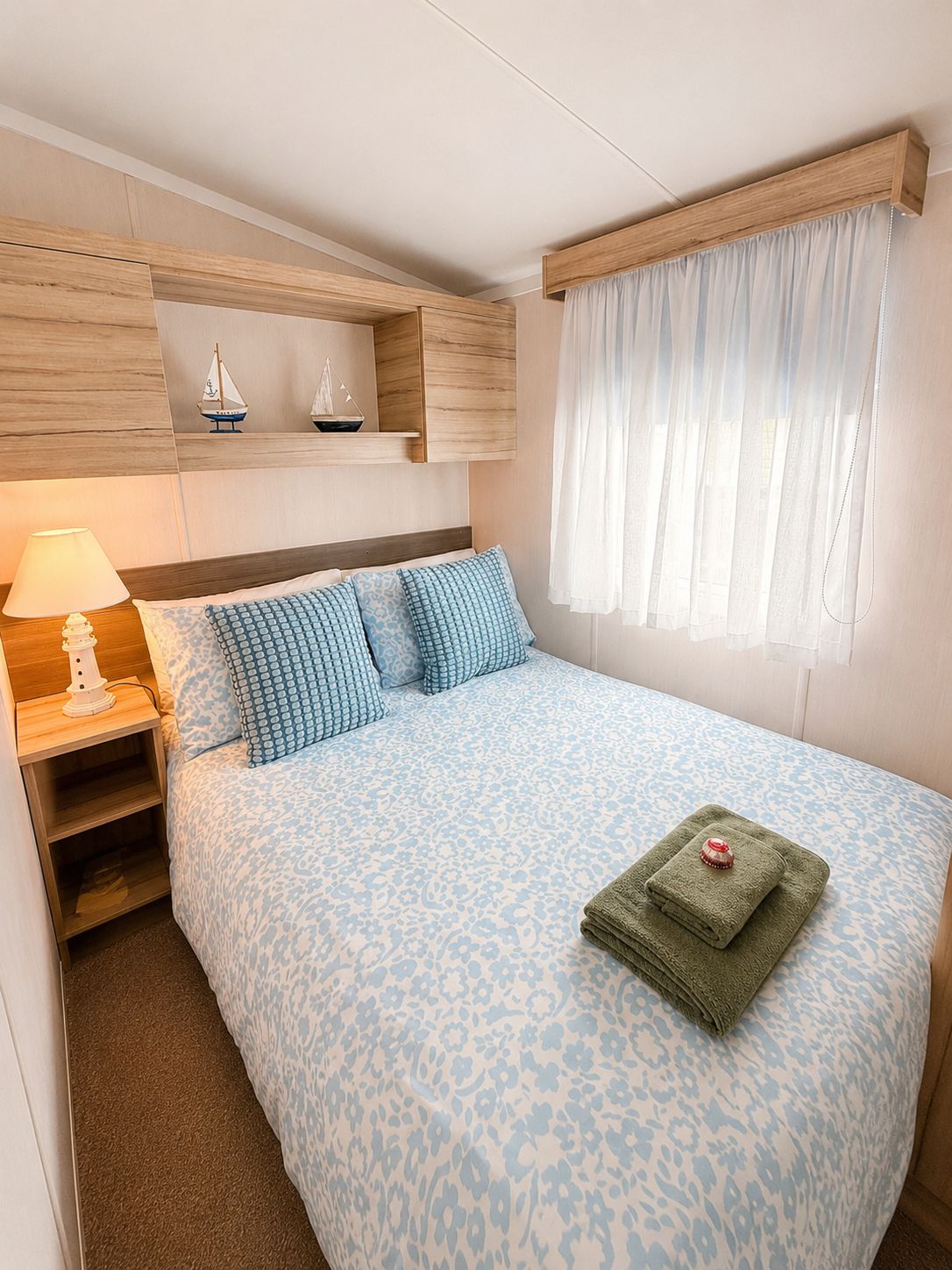 second room in pippas cabin, compelte with storage and a lot of natural light