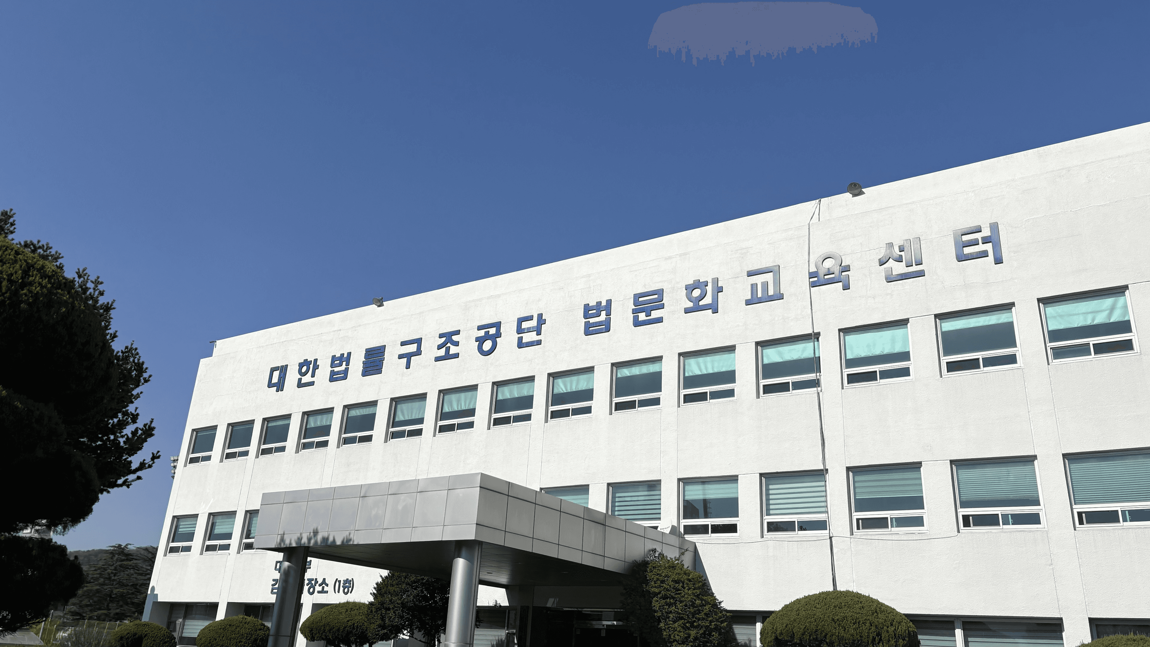 법문화교육센터 방탈출 지하철 컨셉 공간 – 실제 지하철 집기를 재현해 아동 권리 법교육 미션을 풀어가는 몰입형 체험 구역