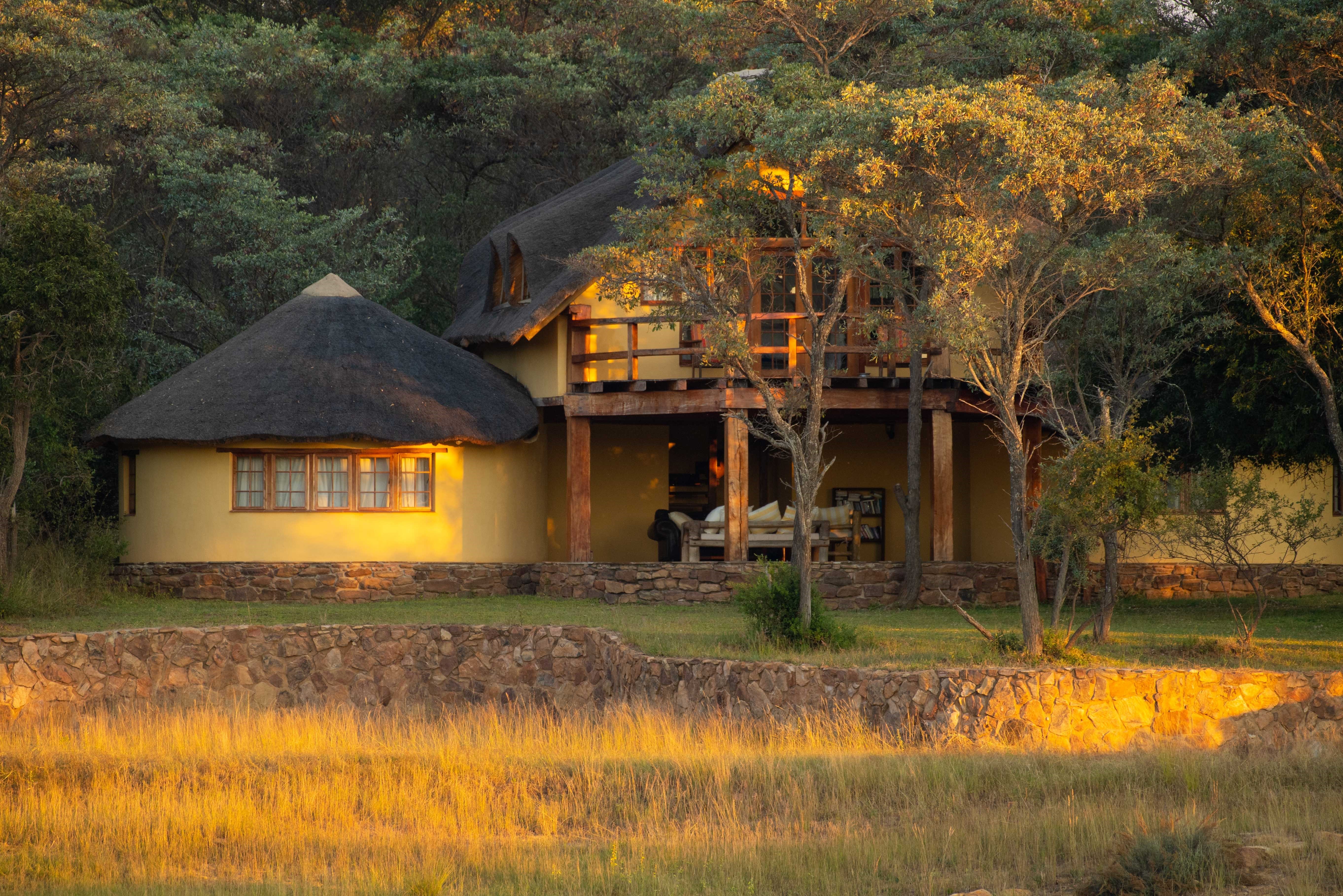 Signature Safari, Waterberg, Sydafrika – vacker lodge med utsikt över sjön, fotograferad från utsidan under ridsemester i Afrika.
