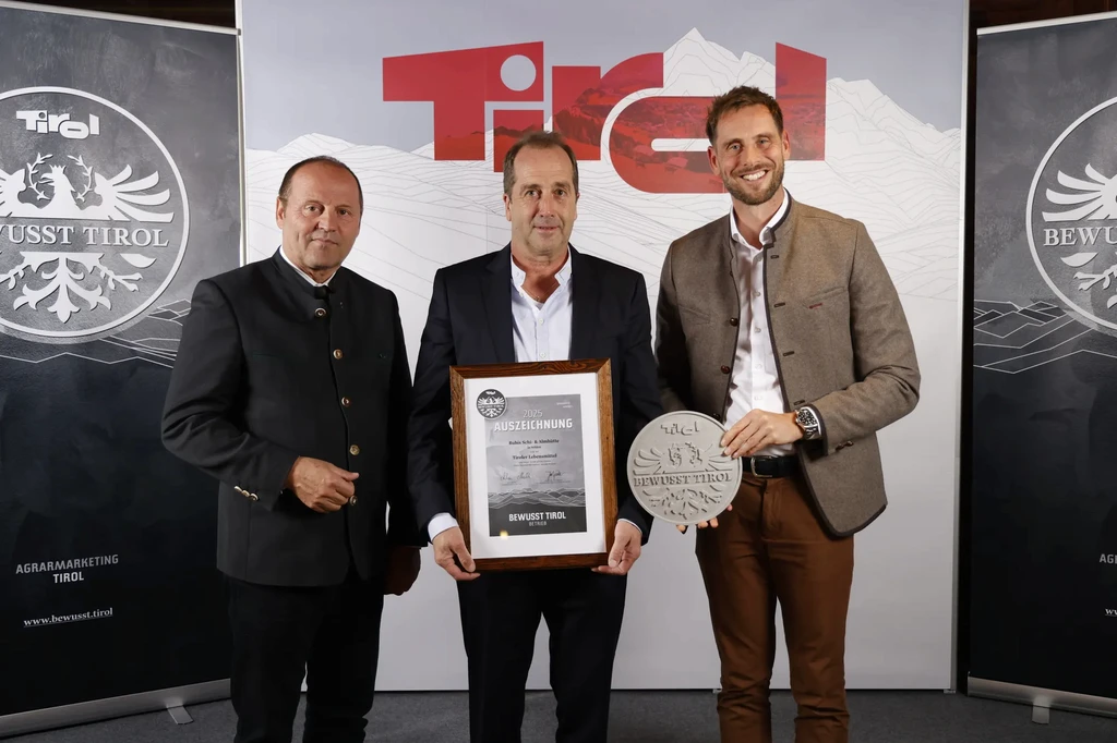 Ein Bild von Klaus Soukopf wie er die Bewusst Tirol Auszeichung überreicht bekommt.