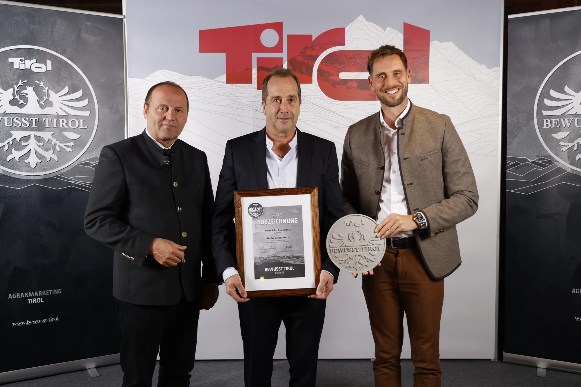 Ein Bild von Klaus Soukopf wie er die Bewusst Tirol Auszeichung überreicht bekommt.