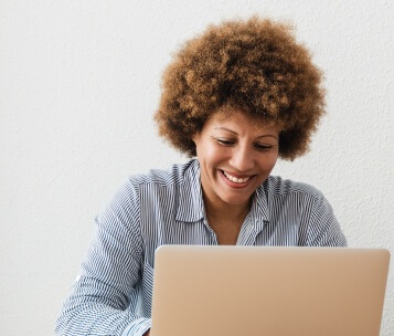 gestora escolar realizando curadoria de conteúdo no computador