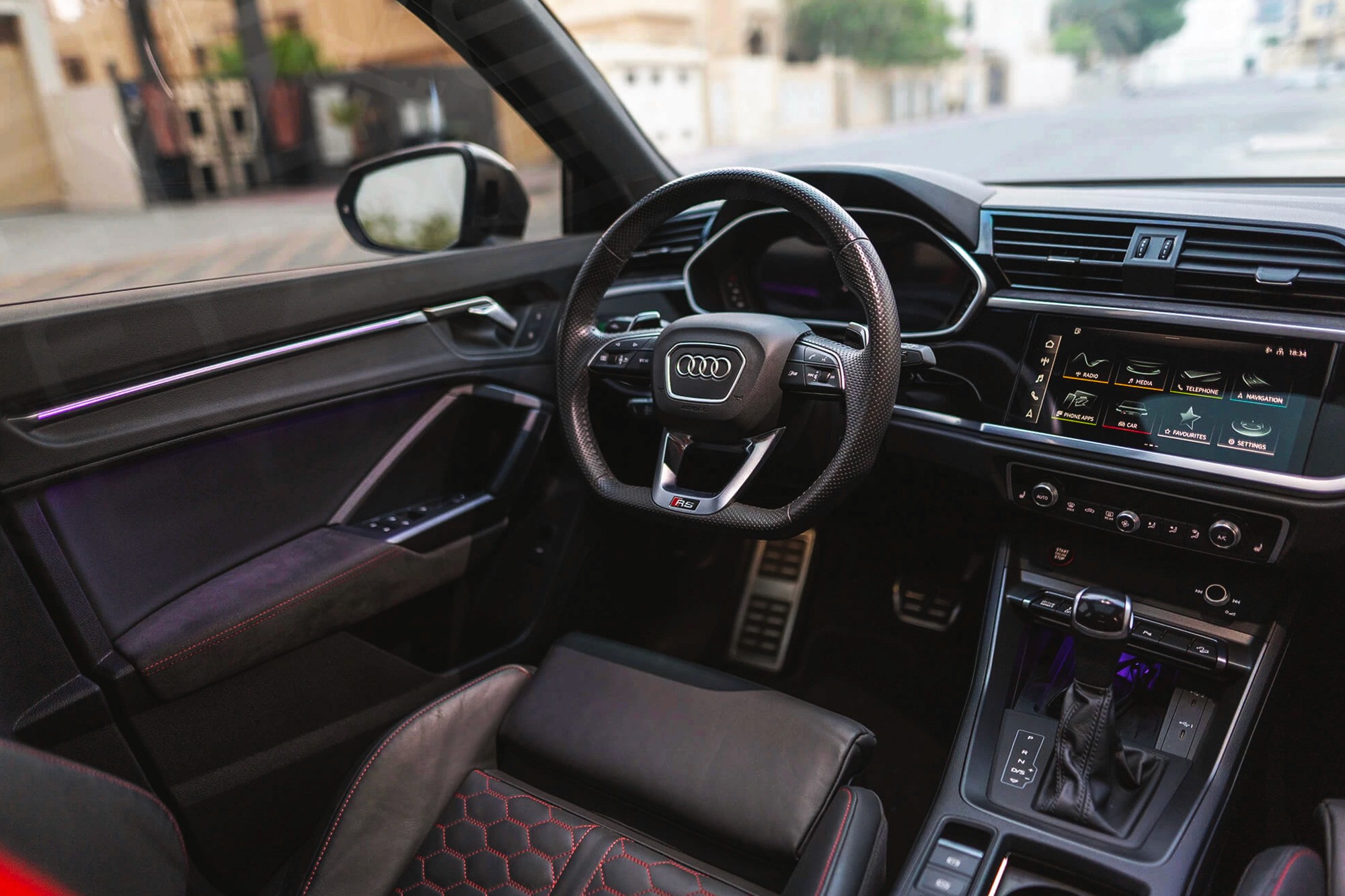 Vue interieur Audi RSQ3 Gris – Location SUV à Dubaï | Keyz Rent