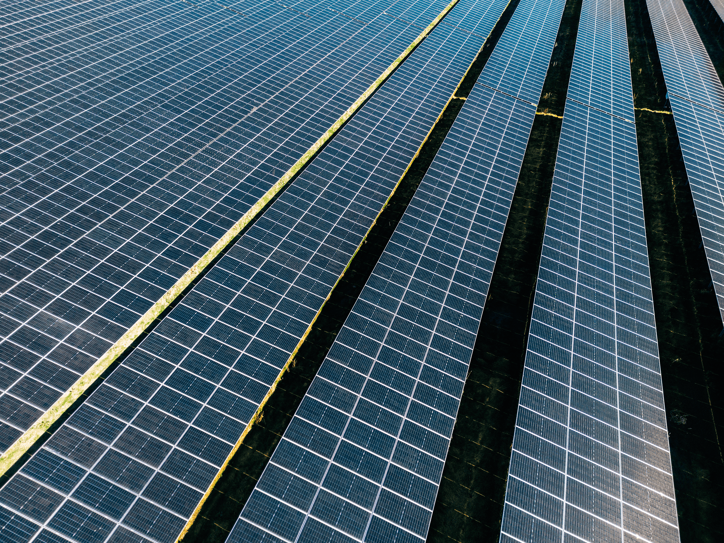 Blick auf Photovoltaikmodule im Hybriden Energiepark Sande