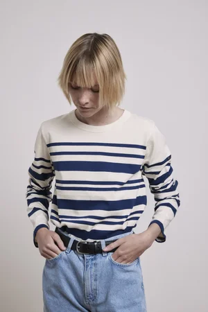 Dans le lookbook de la marque Danoise Another Aspect, le mannequin porte un costume gris et une chemise blanche