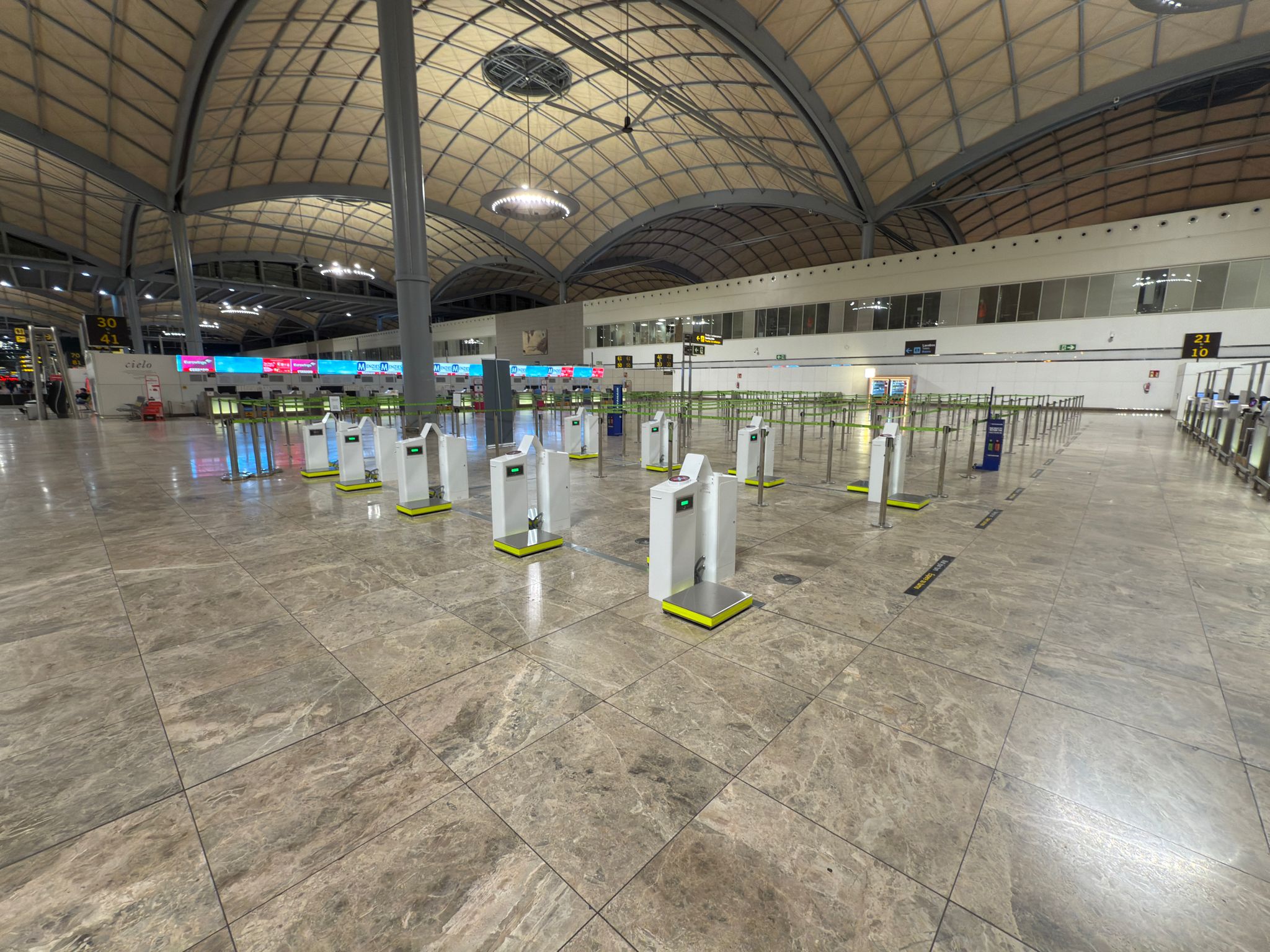 Airware automated self-service bag weigh and tag system at  Alicante–Elche Miguel Hernández Airport check-in area, installed at Ryanair check-in area for automated baggage handling.