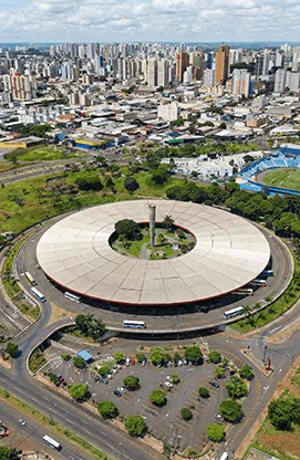 Ponto de embarque em Londrina com terminal circular, obelisco central e área urbana ao redor