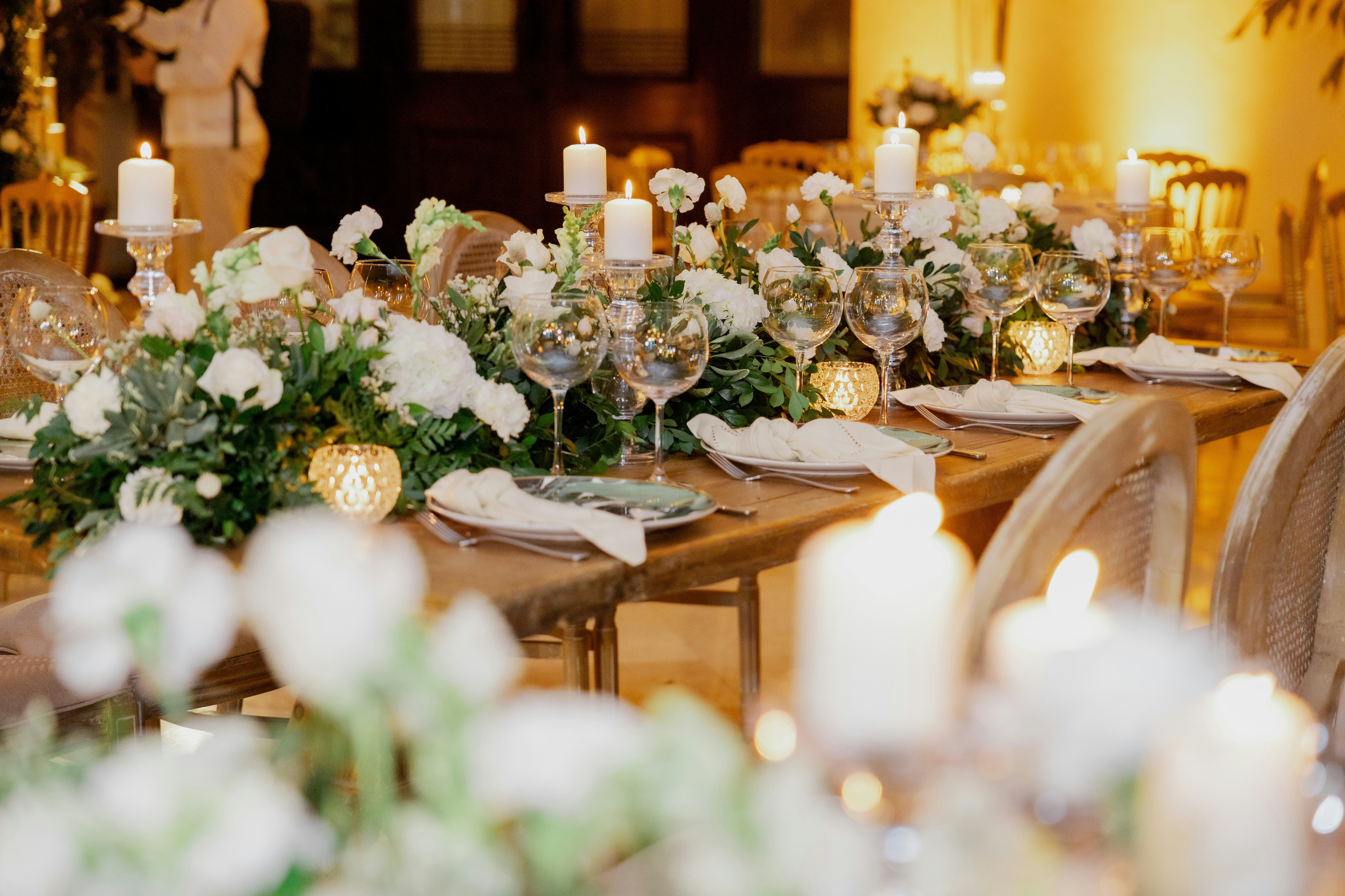 table de mariage décorée avec des fleurs fraîches et des bougies 