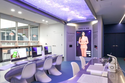 ▲이스트소프트와 SK하이닉스가 함께 설치한 안성시 도서관 ‘페르소 AI 휴먼 스테이션’ (제공=이스트소프트)