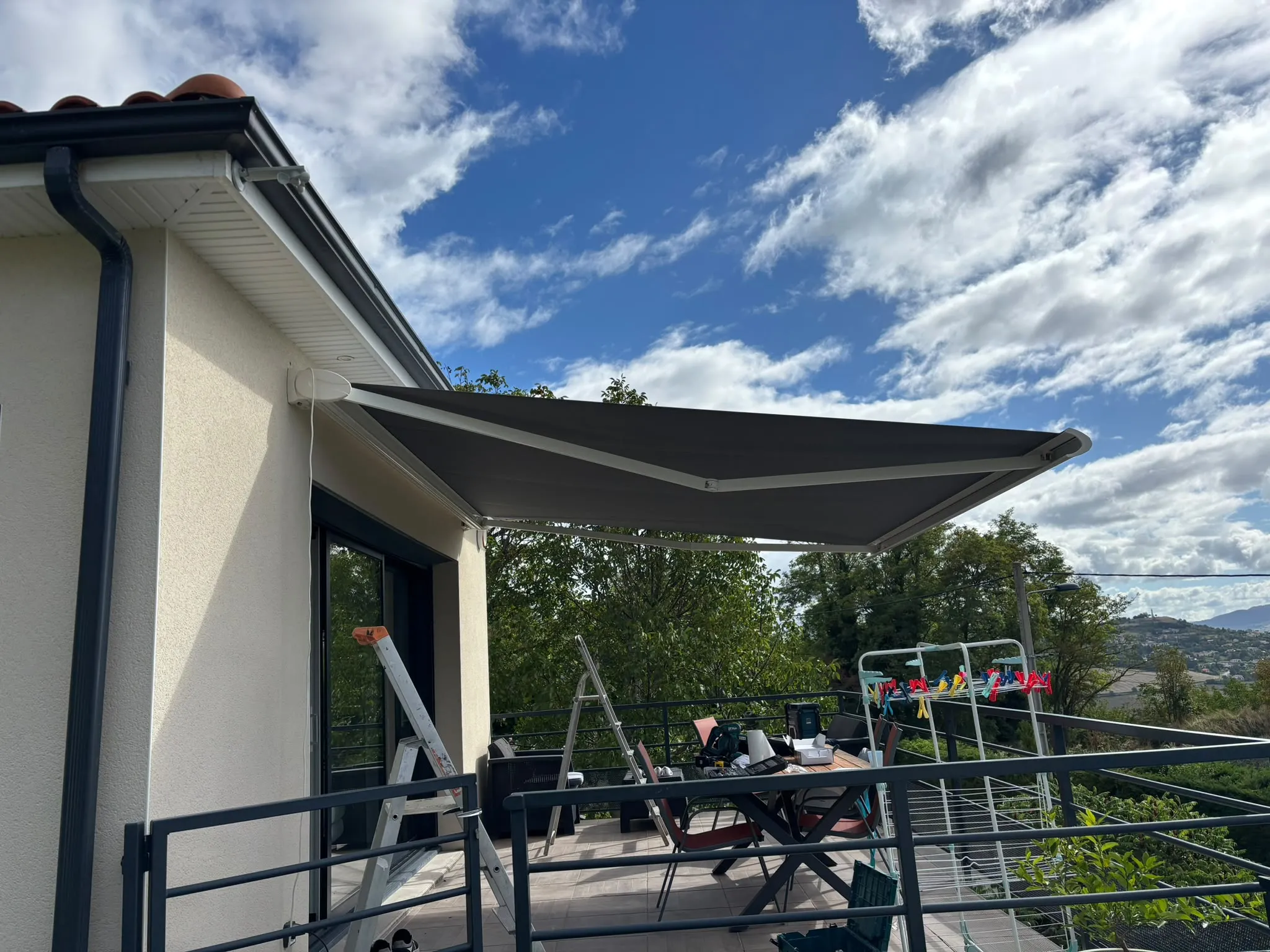 Store banne sombre ombrageant une terrasse — AFermetures