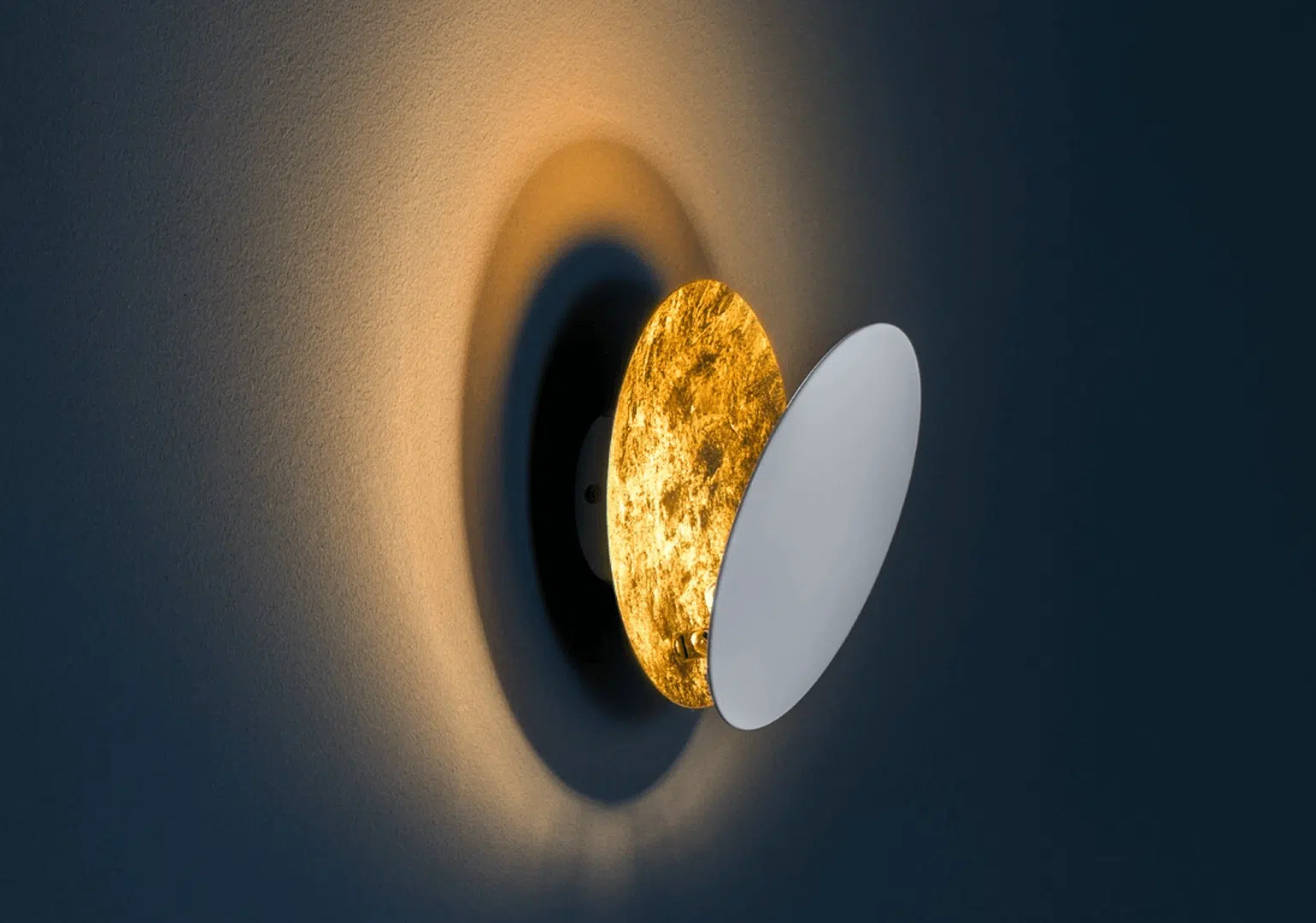 Lampara de pared Lederam W de Catellani and Smith, una minimalista lámpara para crear atmosferas únicas.