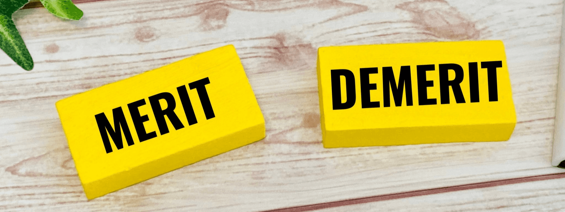 黄色いブロックに書かれたメリットとデメリット