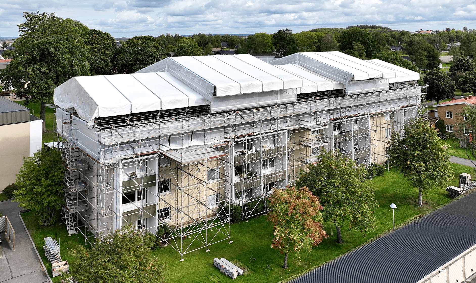 Byggnadsställning på lägenhetshus i Falköping