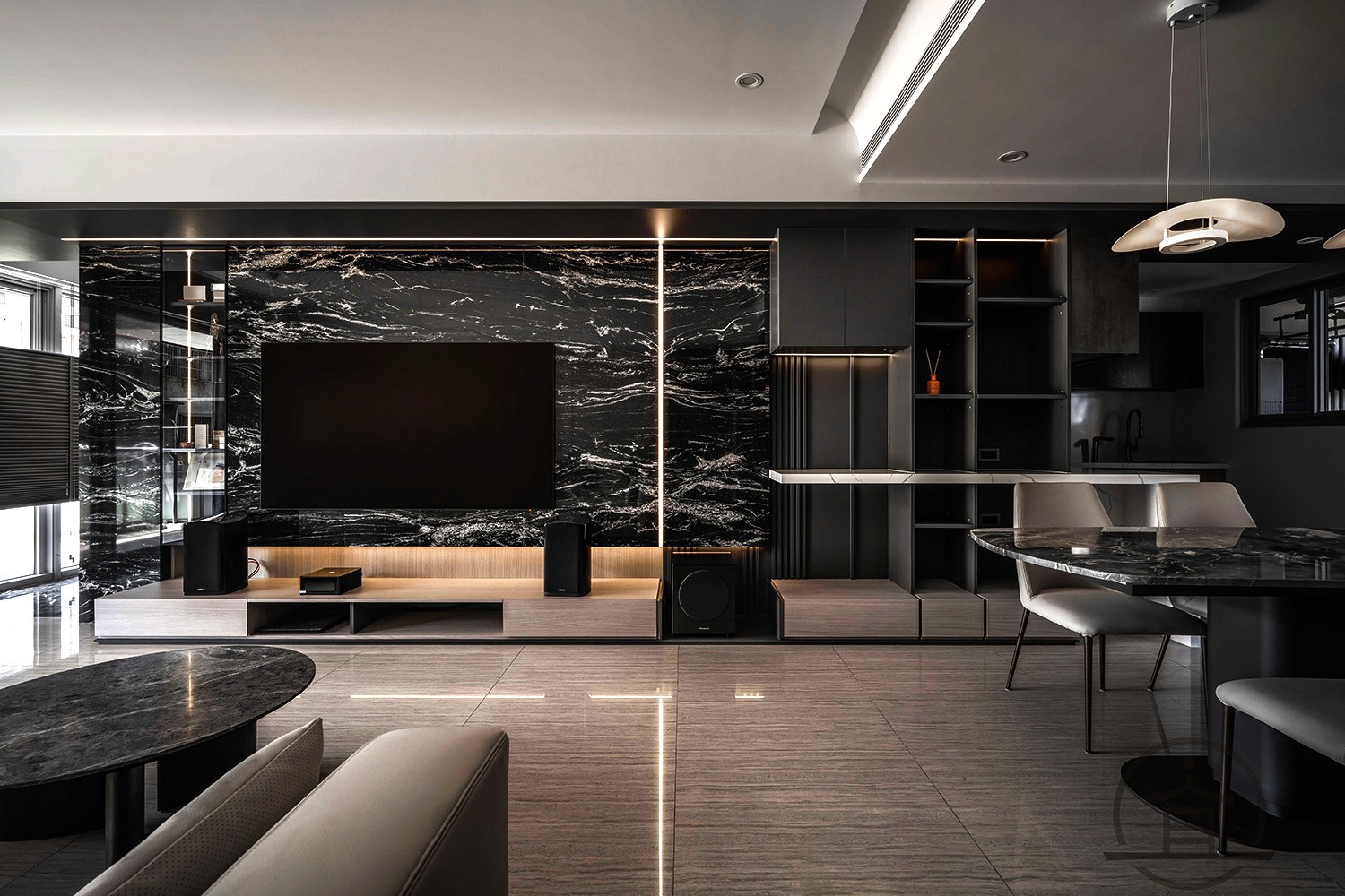黑韻深章住宅室內設計專案，深色石材電視牆結合客廳與餐廚空間
