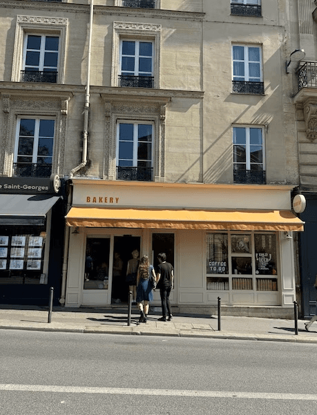 Exterior of Ronnie in Paris.