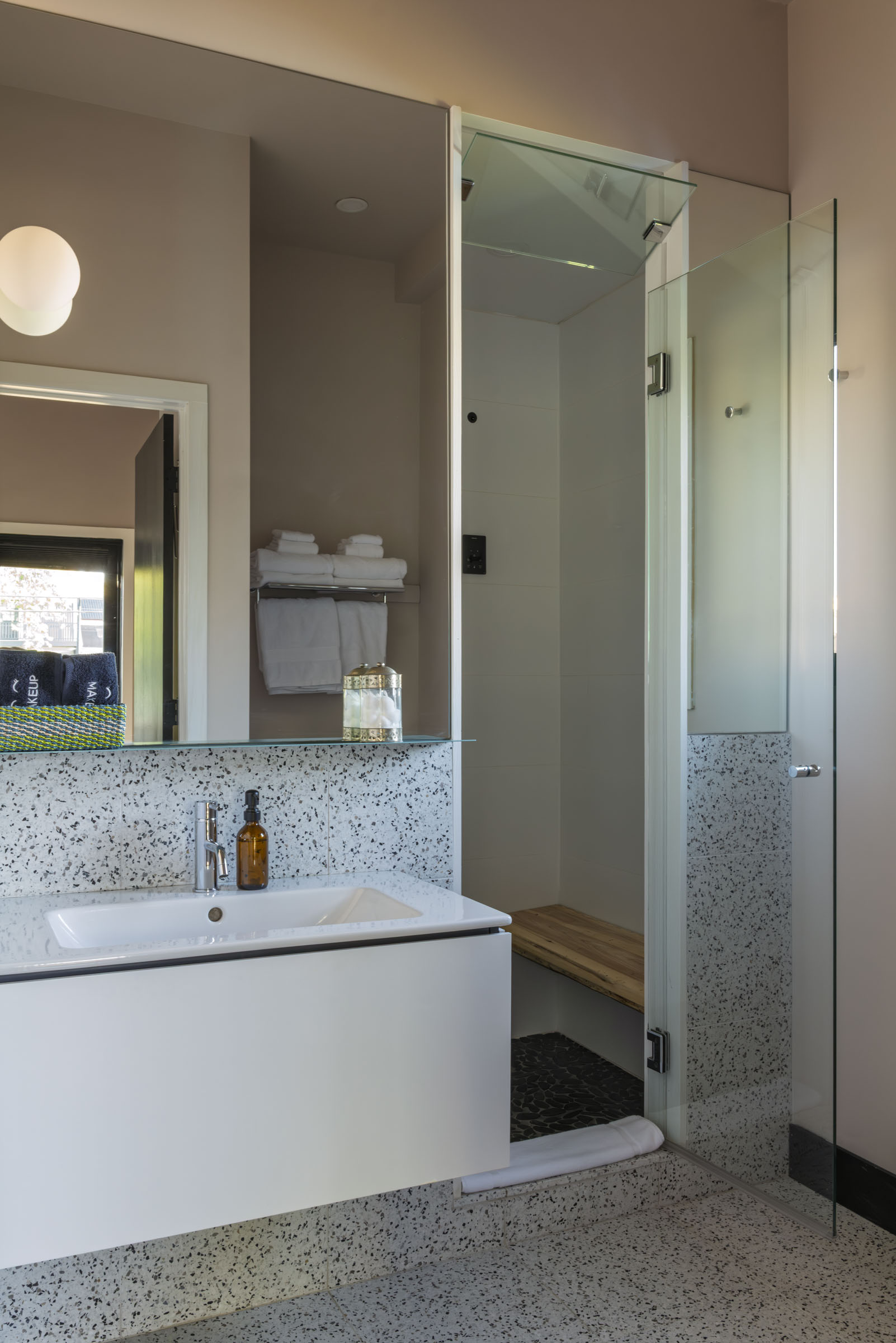 Hej Hej Hudson Guesthouse west queen en suite bathroom