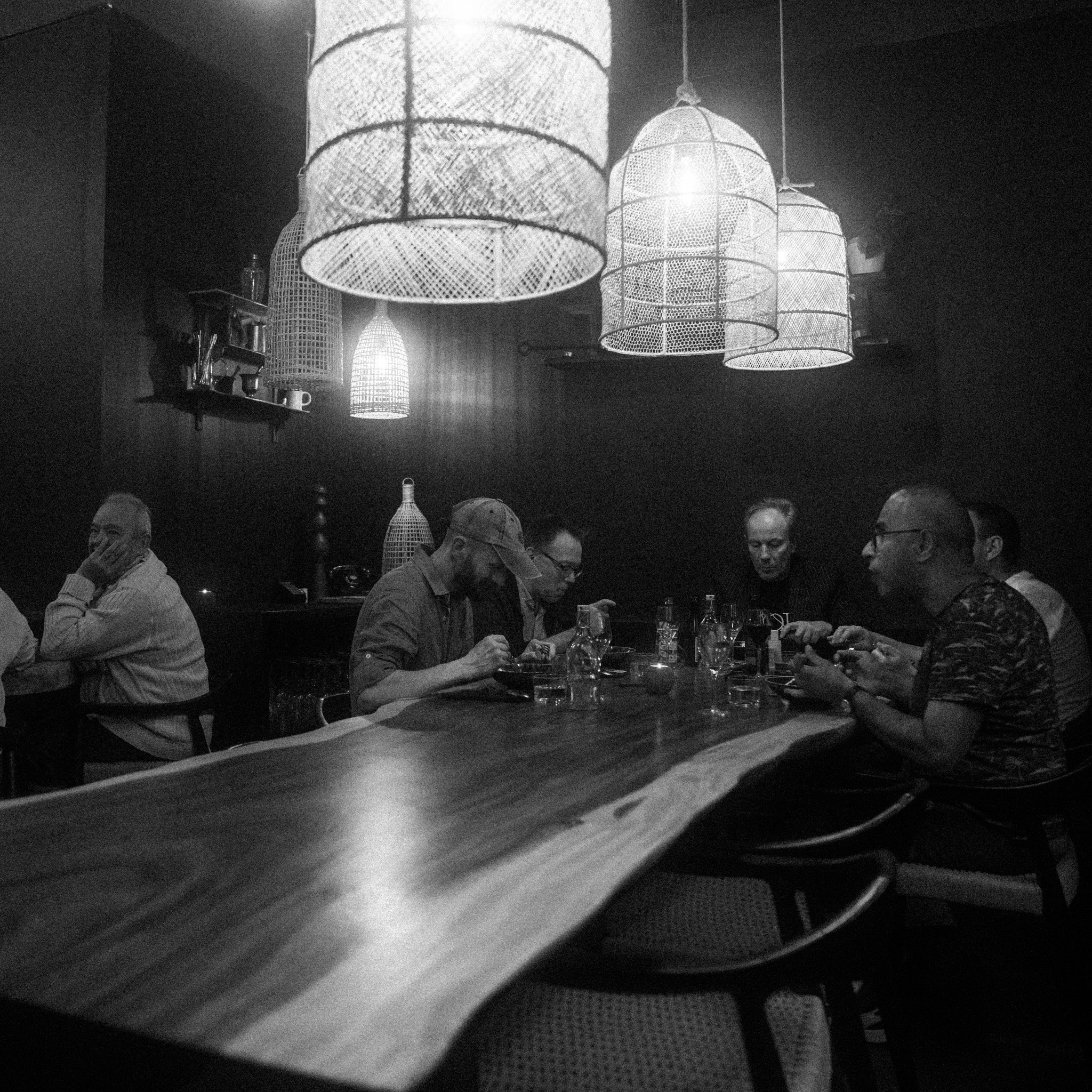 grande table restaurant noir et blanc