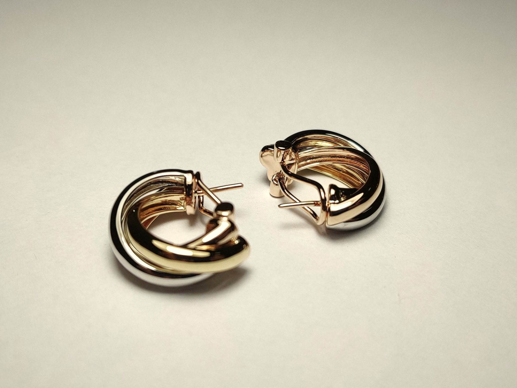 Pebble hoops, 18k