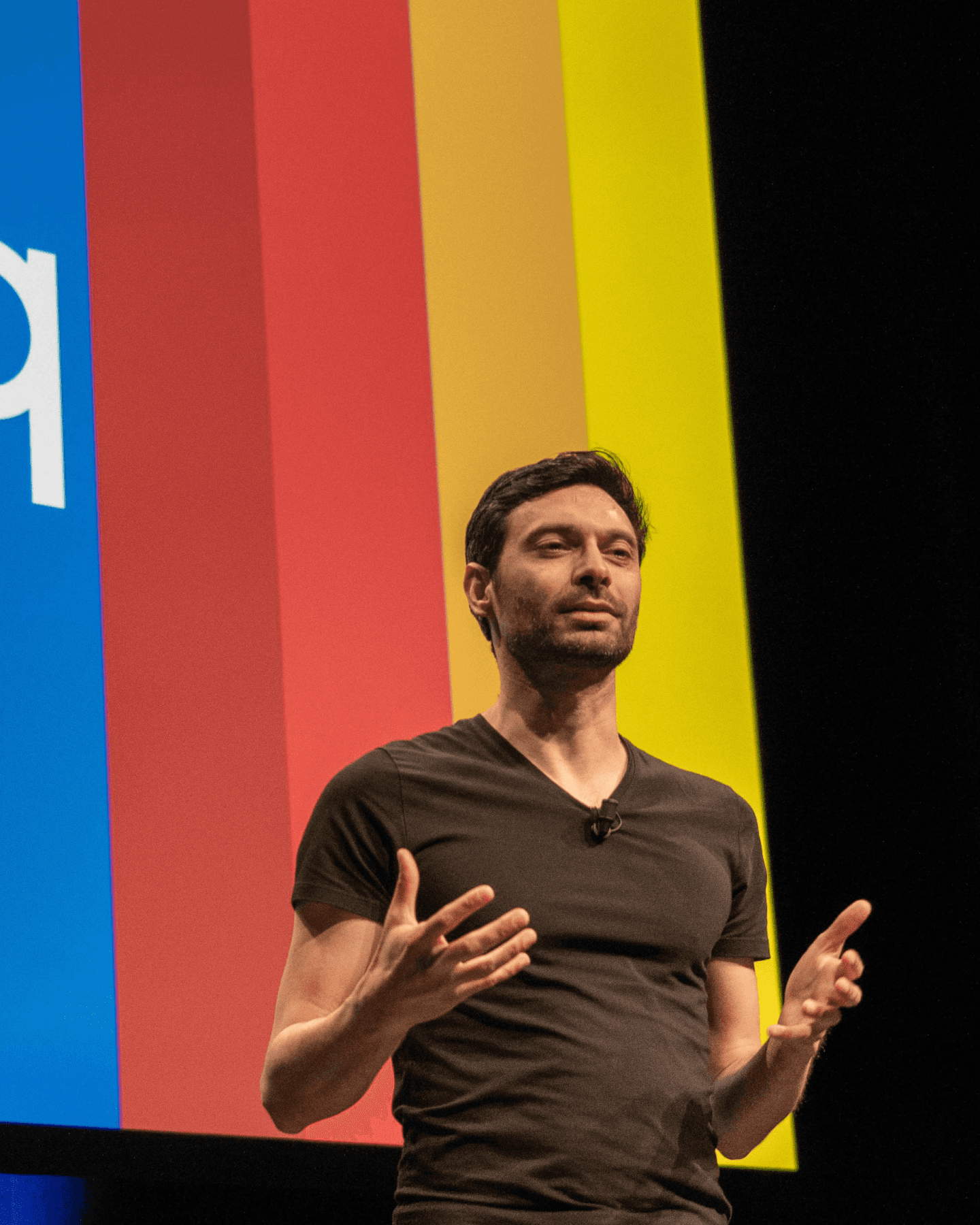 Illustratie van handen die voorzichtig de aarde vasthouden en boombladeren die uitsteken.