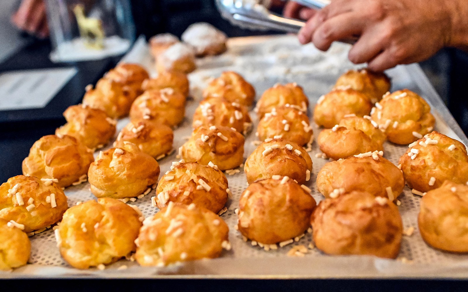 在巴黎蒙马特美食之旅中，托盘上的糕点。